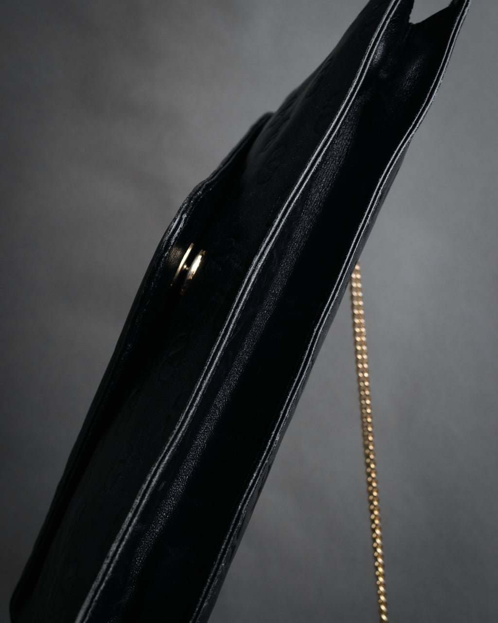 “VALENTINO” 80’s-90’s Embossed V logo chain clutch bag