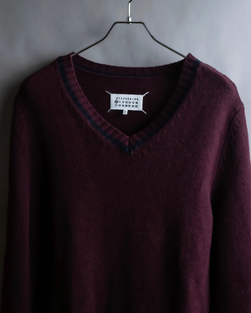 "MAISON MARGIELA"
20AW burgundy color V-neck knit