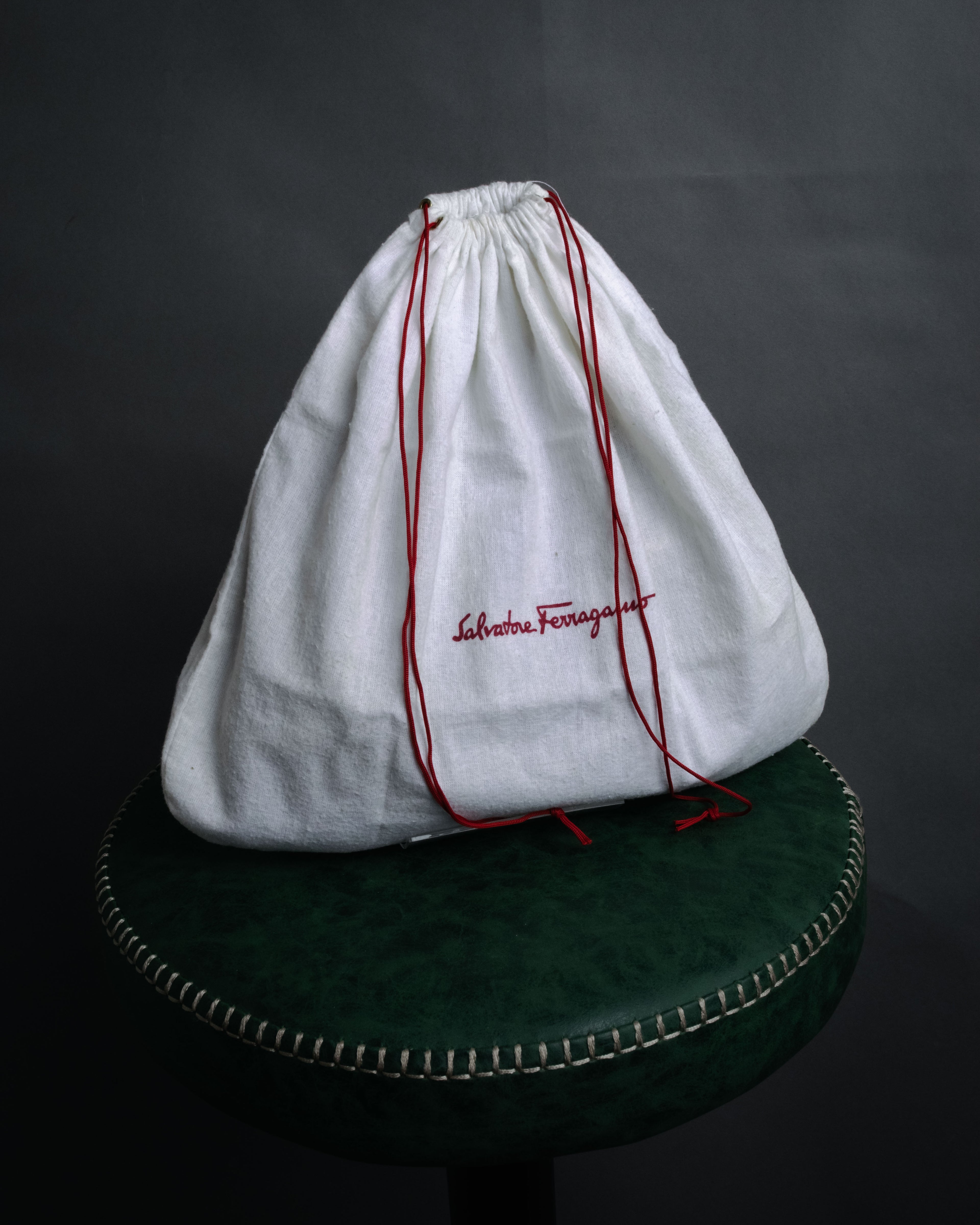 “Salvatore Ferragamo“ 90’s-00’s Suede gancini chain shoulder bag