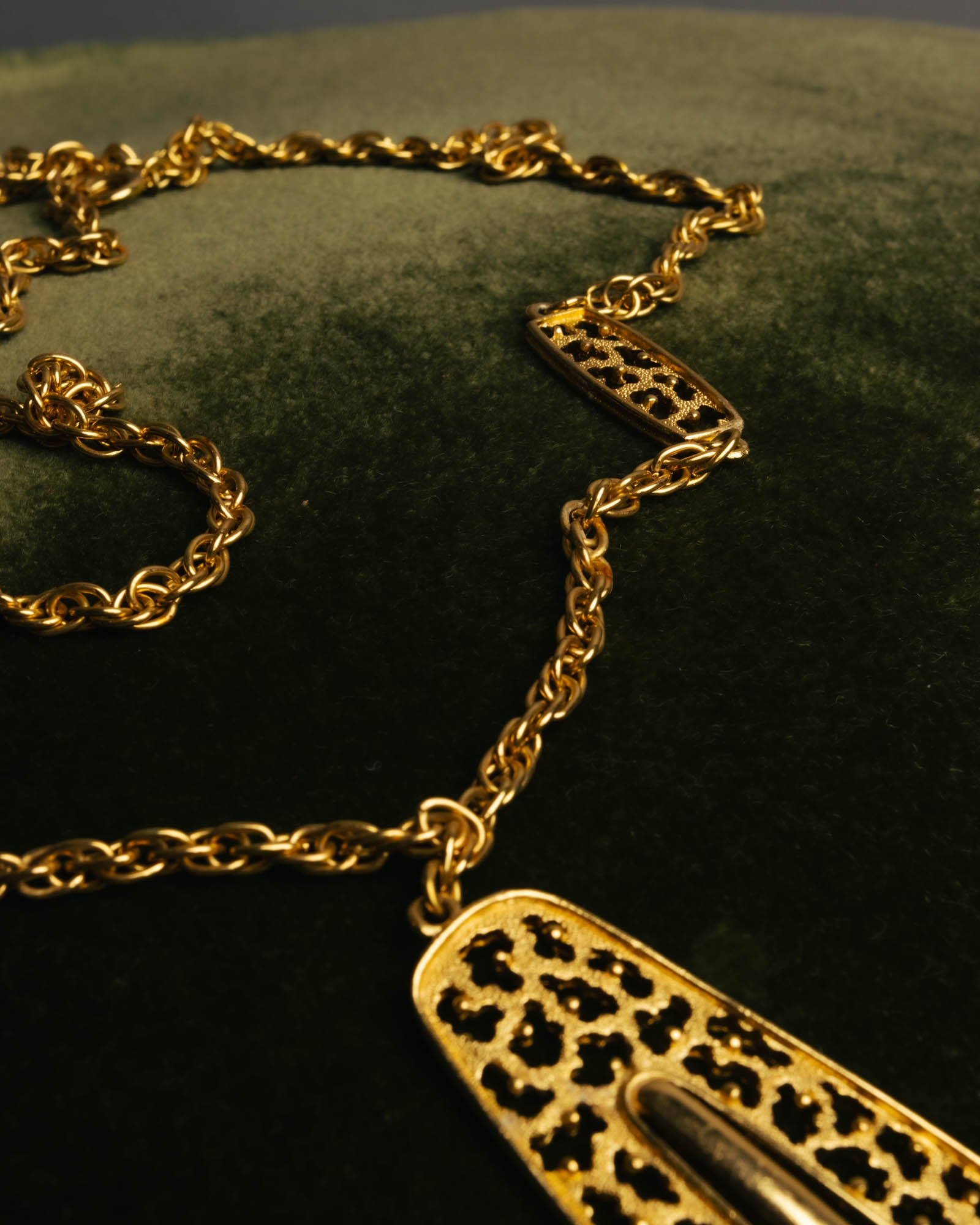 "TRIFARI" 50's-60's Ornate gold tone pendant necklace
