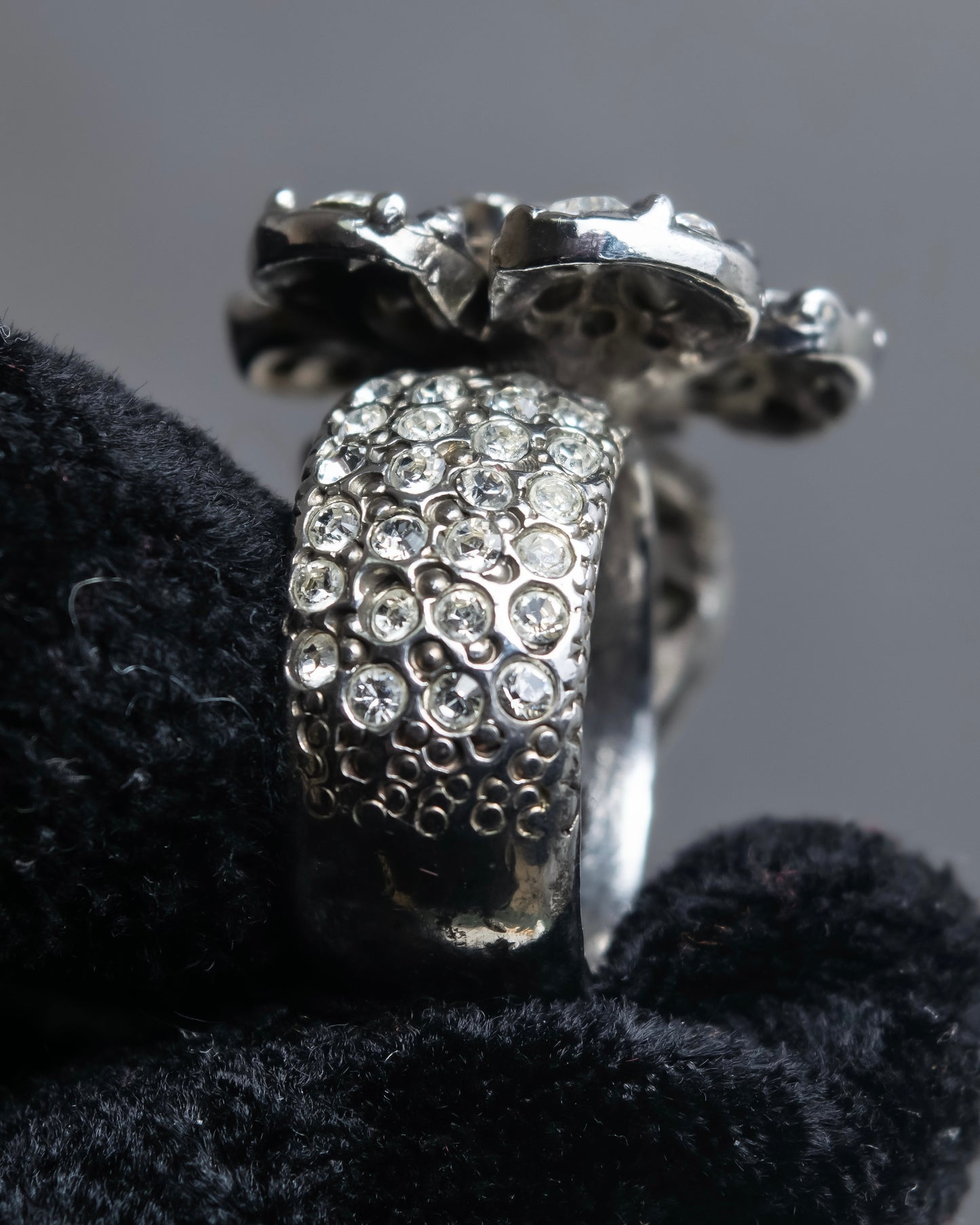 "CHANEL" Cocomark engraved rhinestone design camellia ring