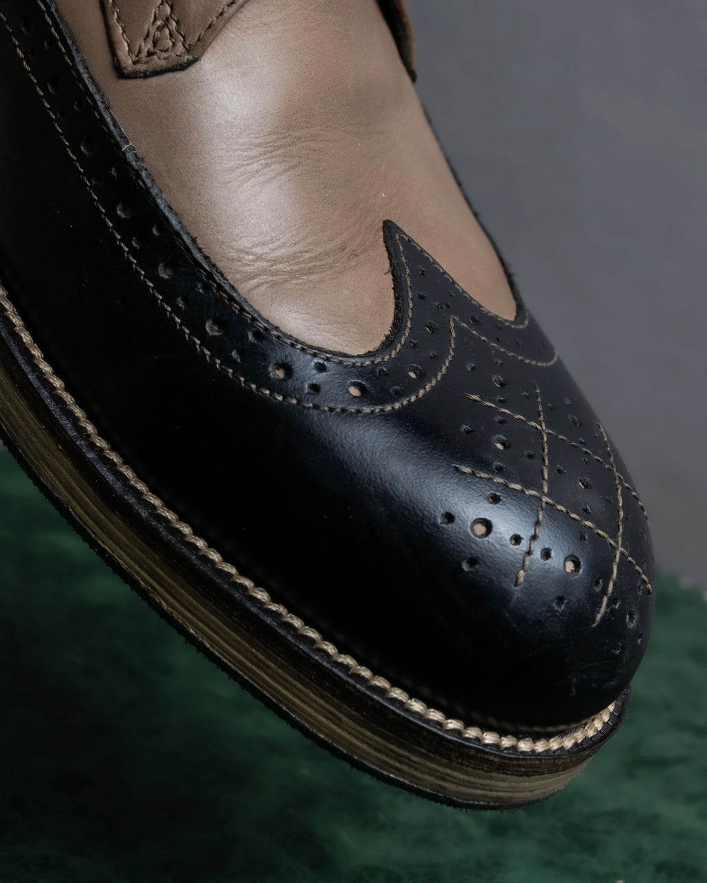 "KATHARINE HAMNETT" Wingtip design bicolor leather shoes