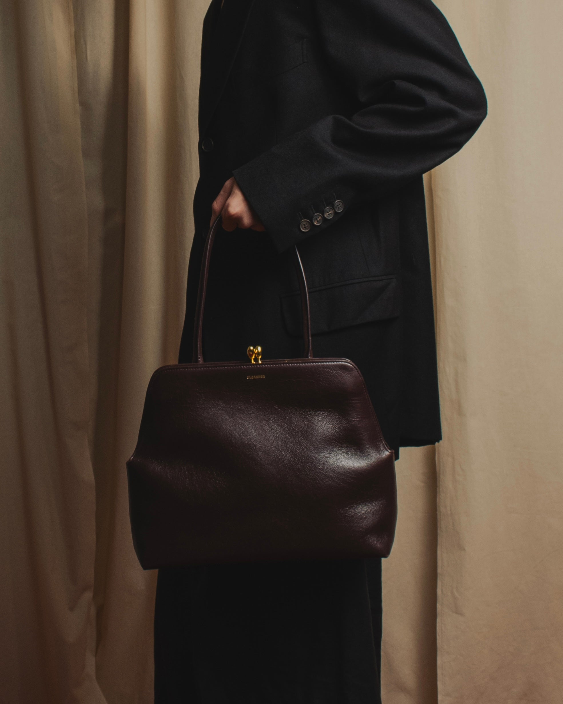 Bolso estructurado de cuero con marco Goji de "JIL SANDER"