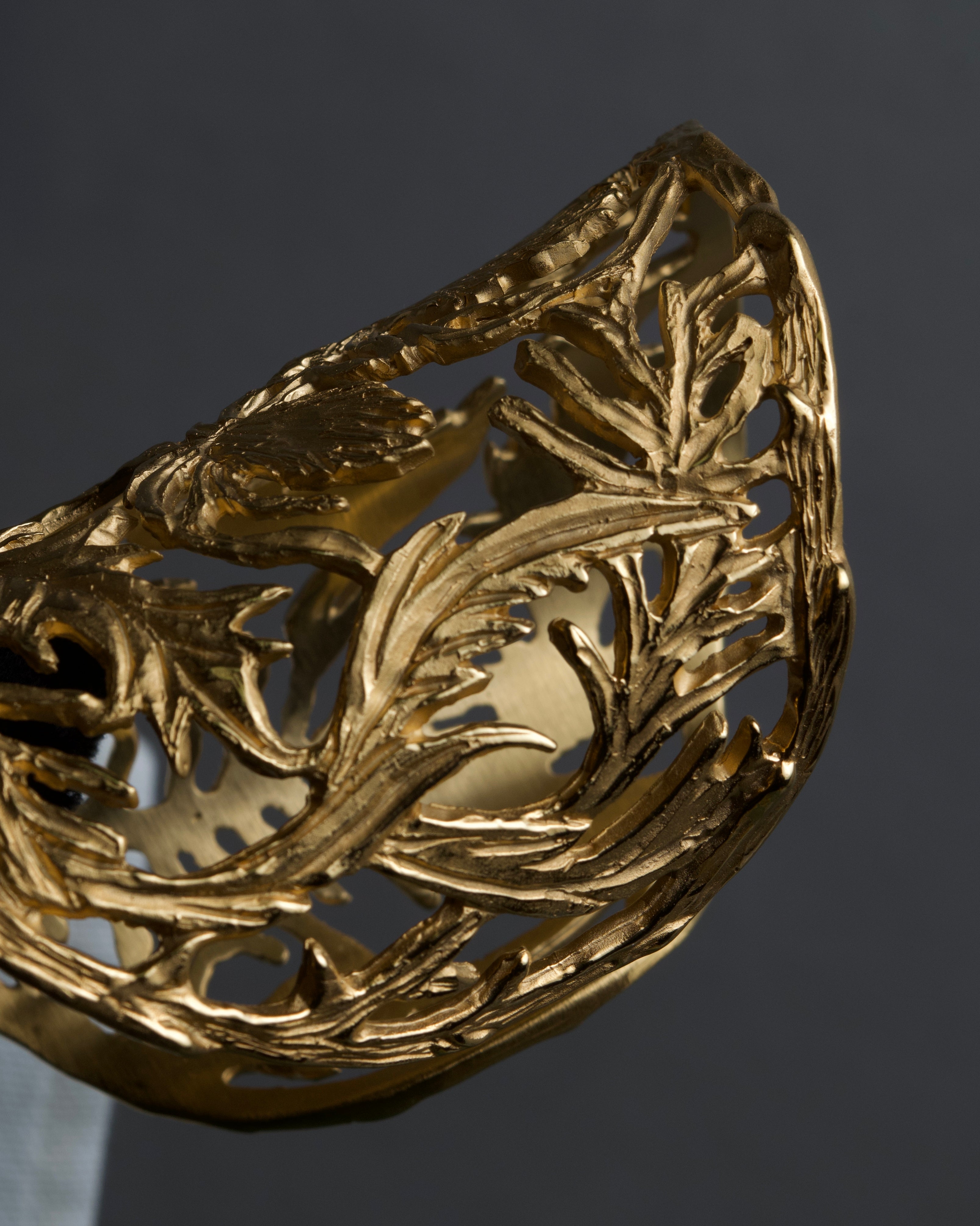 "Christian Dior" Botanical carving gold bangle