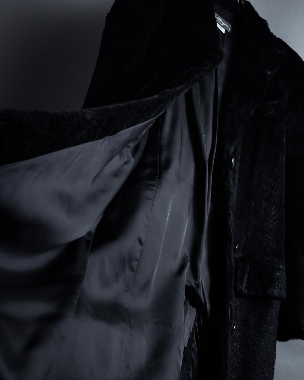 -SPECIAL- "Salvatore Ferragamo"
90's-00's A neat silhouette 100% lapin fur coat