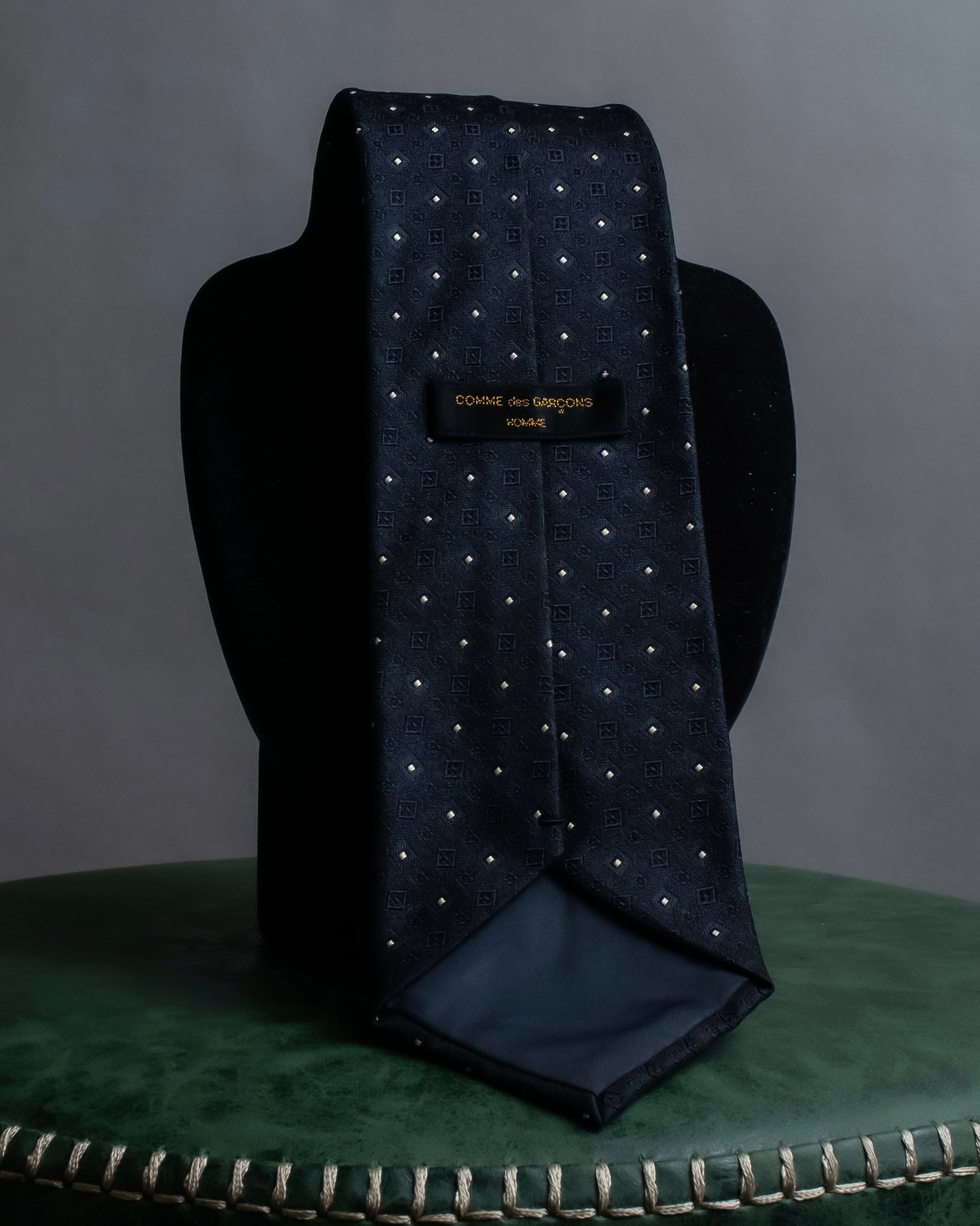 "COMME des GARCONS HOMME"
Square dot jacquard necktie