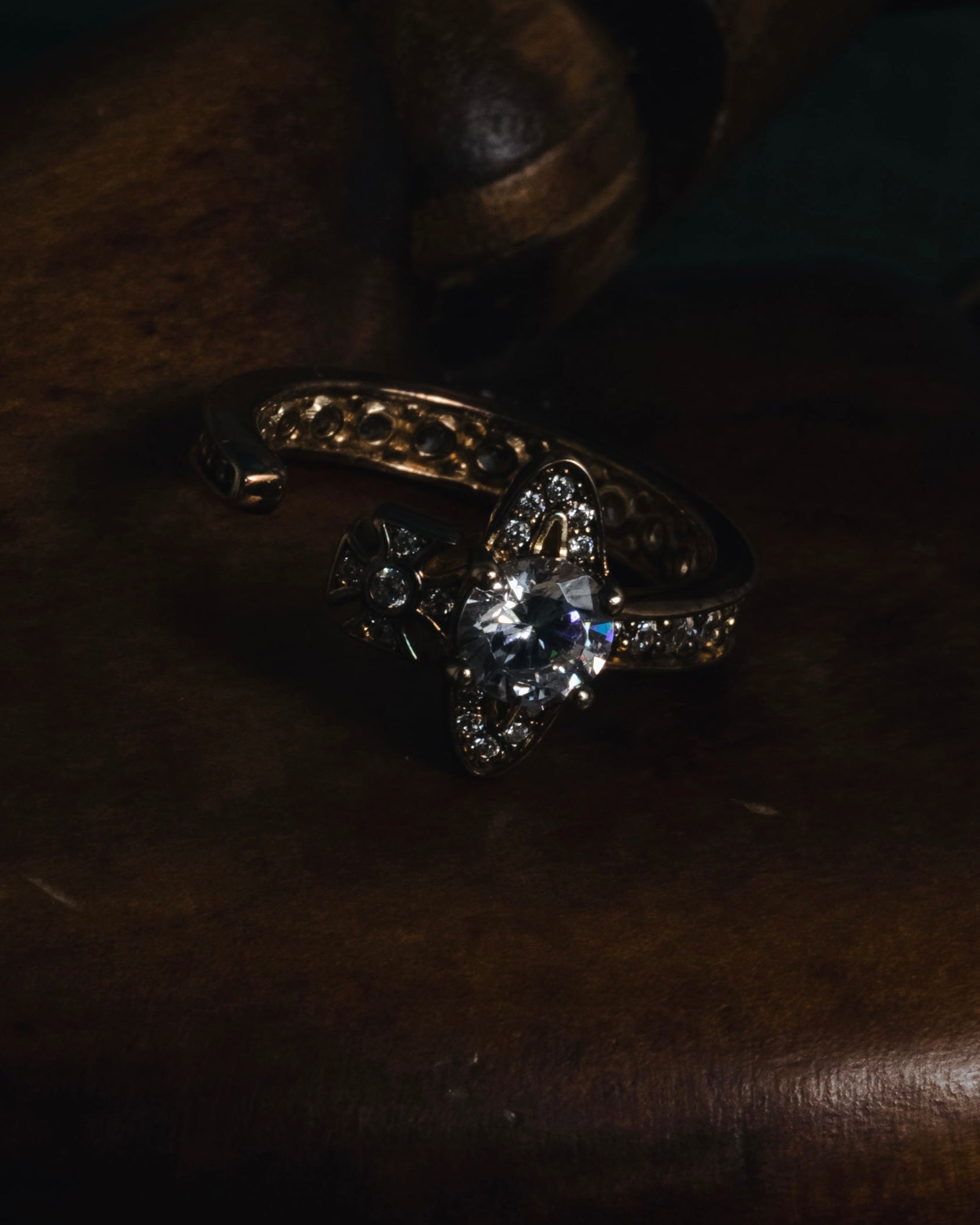 "Vivienne Westwood" Iconic orb motif open band ring