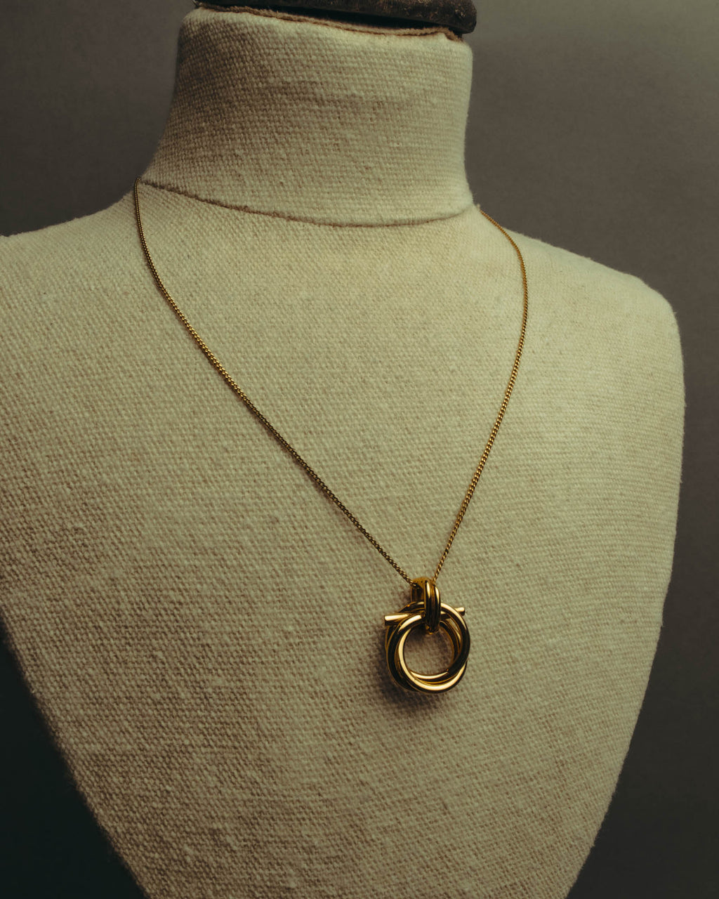 “Ferragamo” 90’s-00’s Interlocking ring pendant necklace