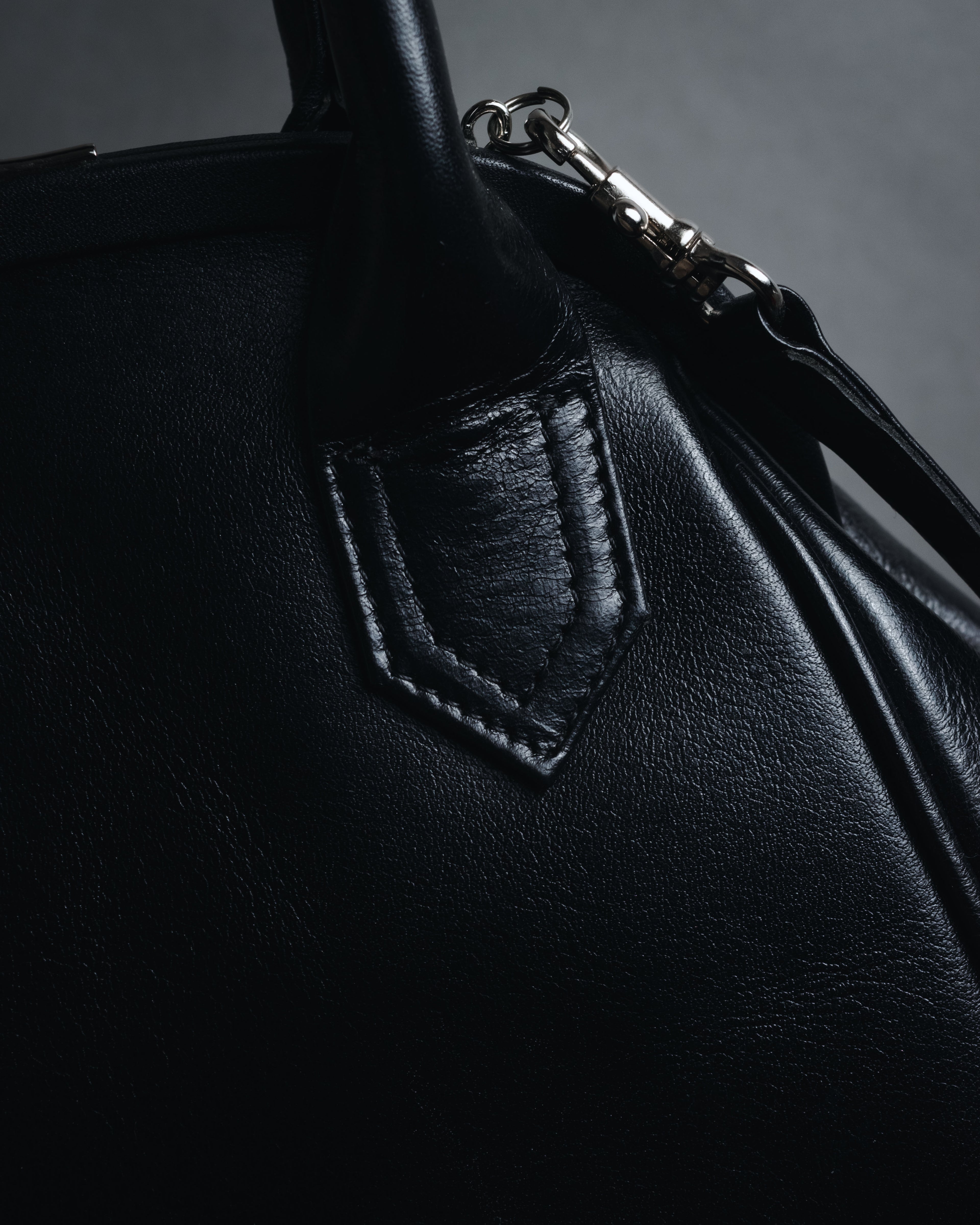 "Y’s" 22AW sculptural kiss-lock leather bag