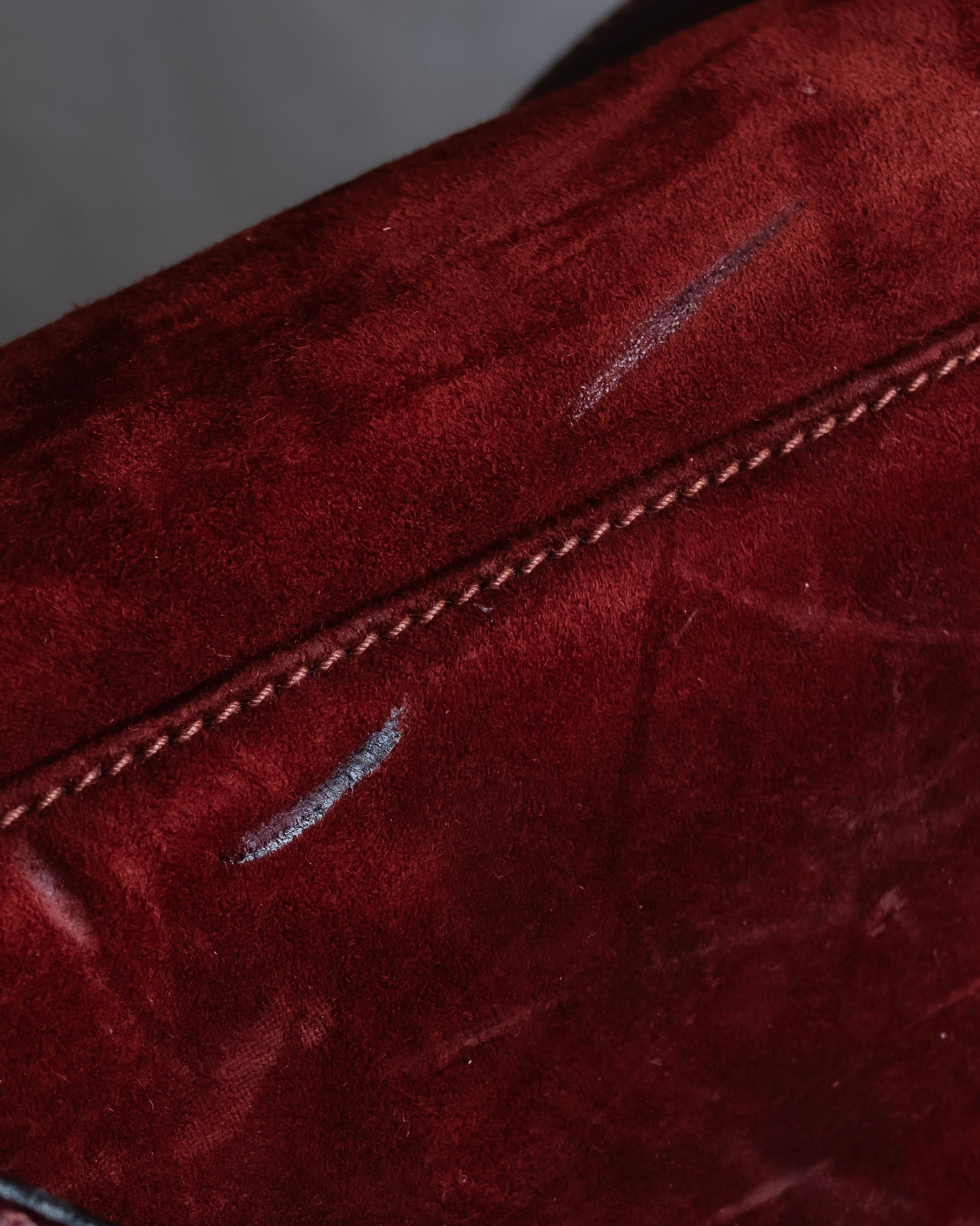 "GUCCI" Aristocratic crest charm suede shoulder bag