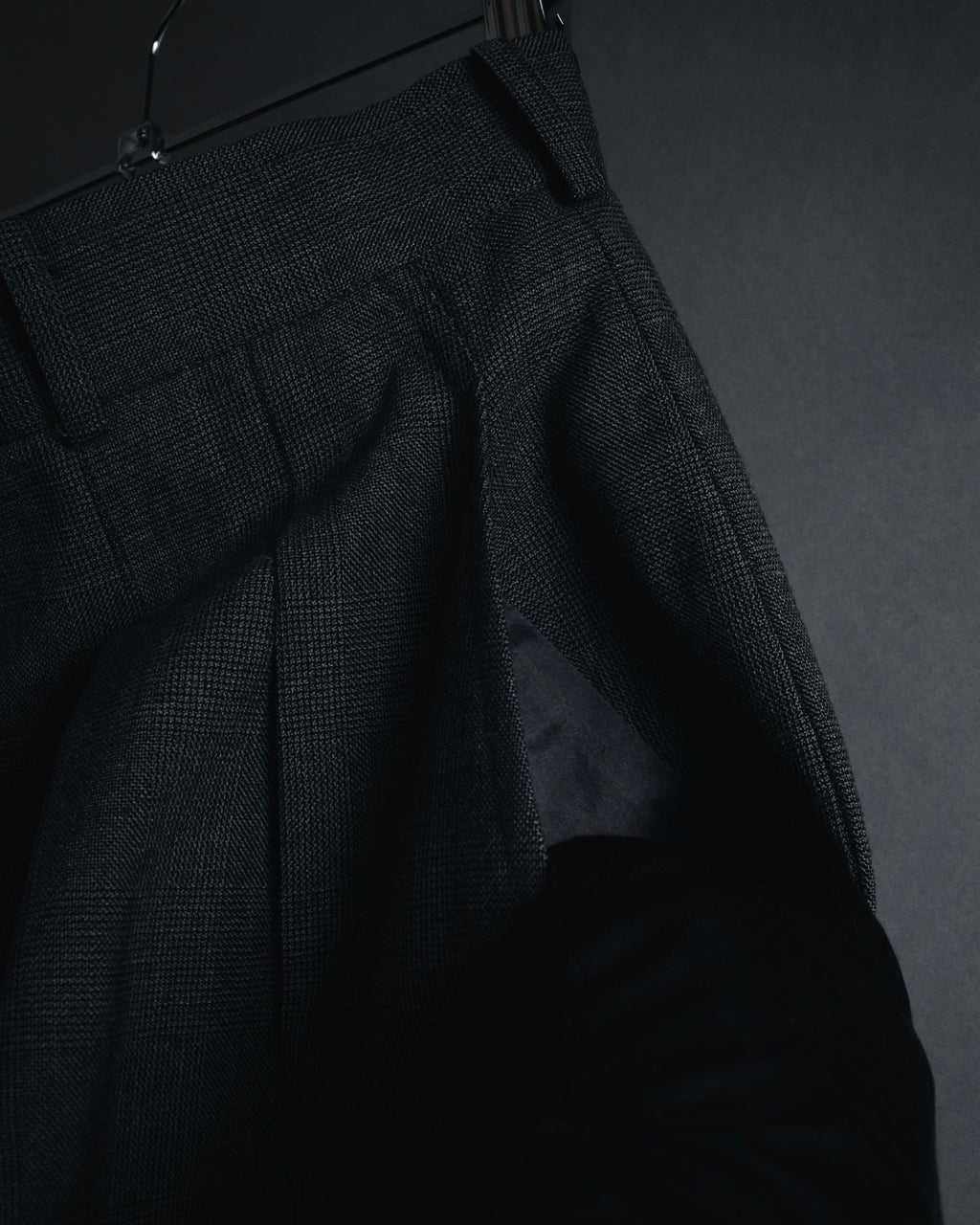 "CHANEL" high-waisted pleated trousers with signature gold button