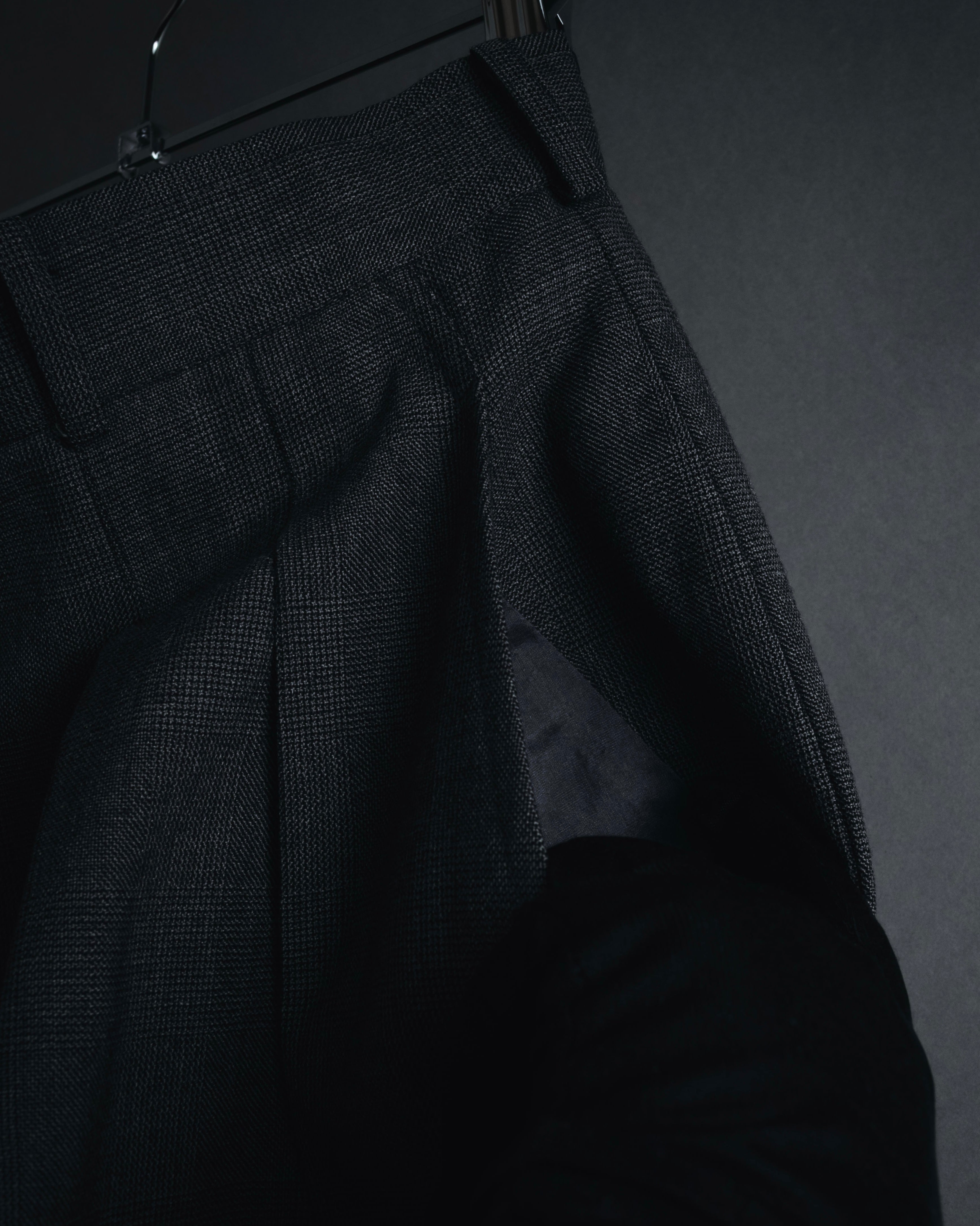 "CHANEL" high-waisted pleated trousers with signature gold button