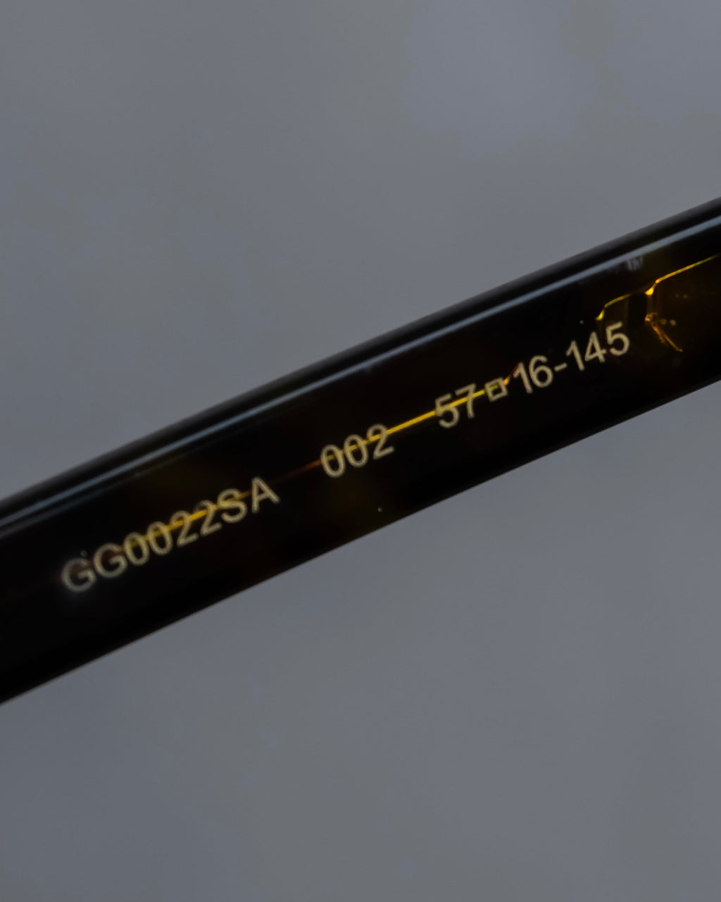 "GUCCI" Wellington frame bee engraved sunglasses