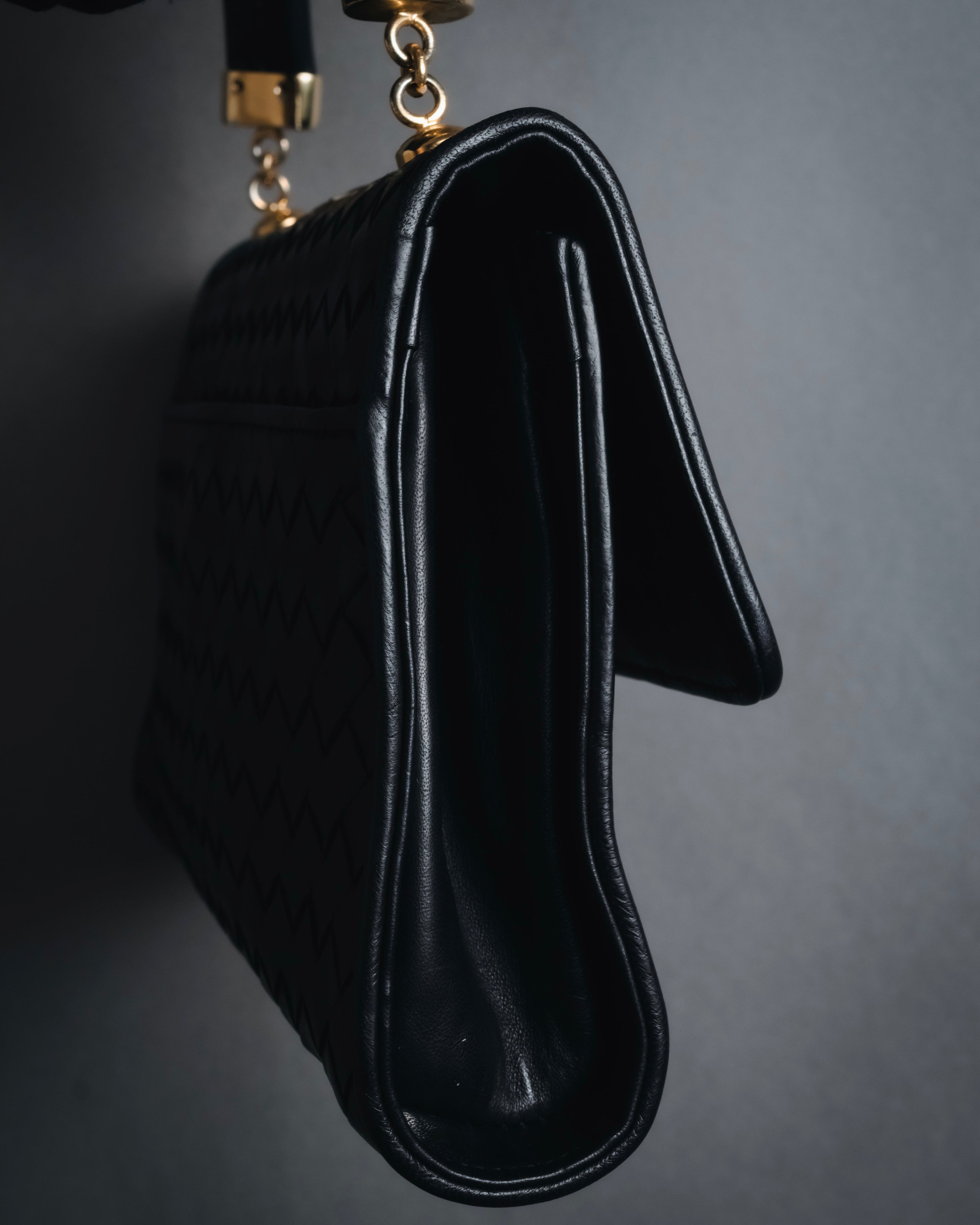 –SPECIAL– "BOTTEGA VENETA"
Late 80s–Early 90s Intrecciato trapezoid leather bag