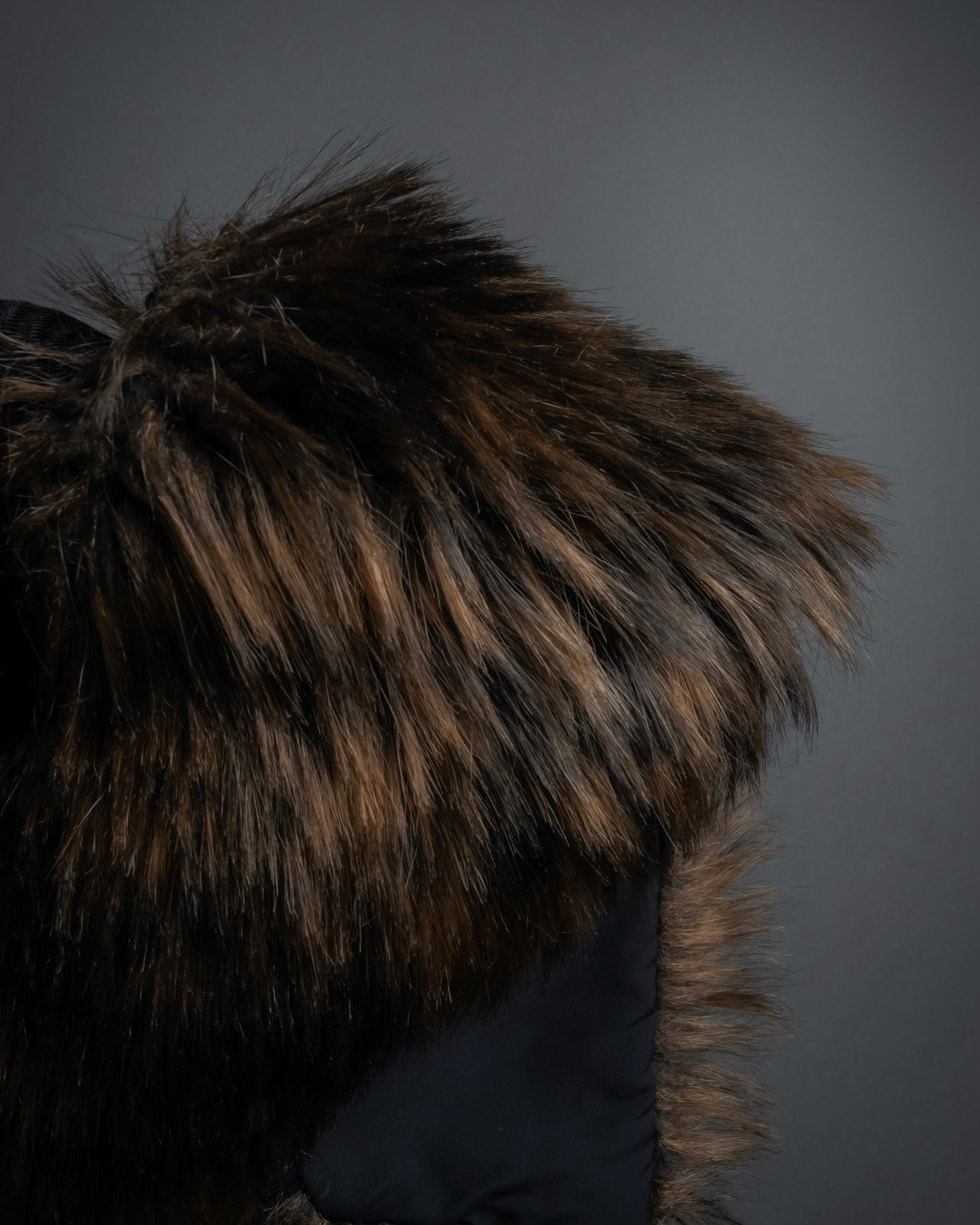 "PLEATS PLEASE ISSEY MIYAKE"
Long-haired fur neck dress