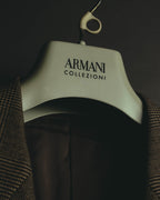 ARMANI COLLEZIONIのロゴ入りハンガーを中心に、グレンチェックの表地と落ち着いたブラウンのビスコース系裏地を捉えたカット。総裏仕様の内側の色調が確認できます。