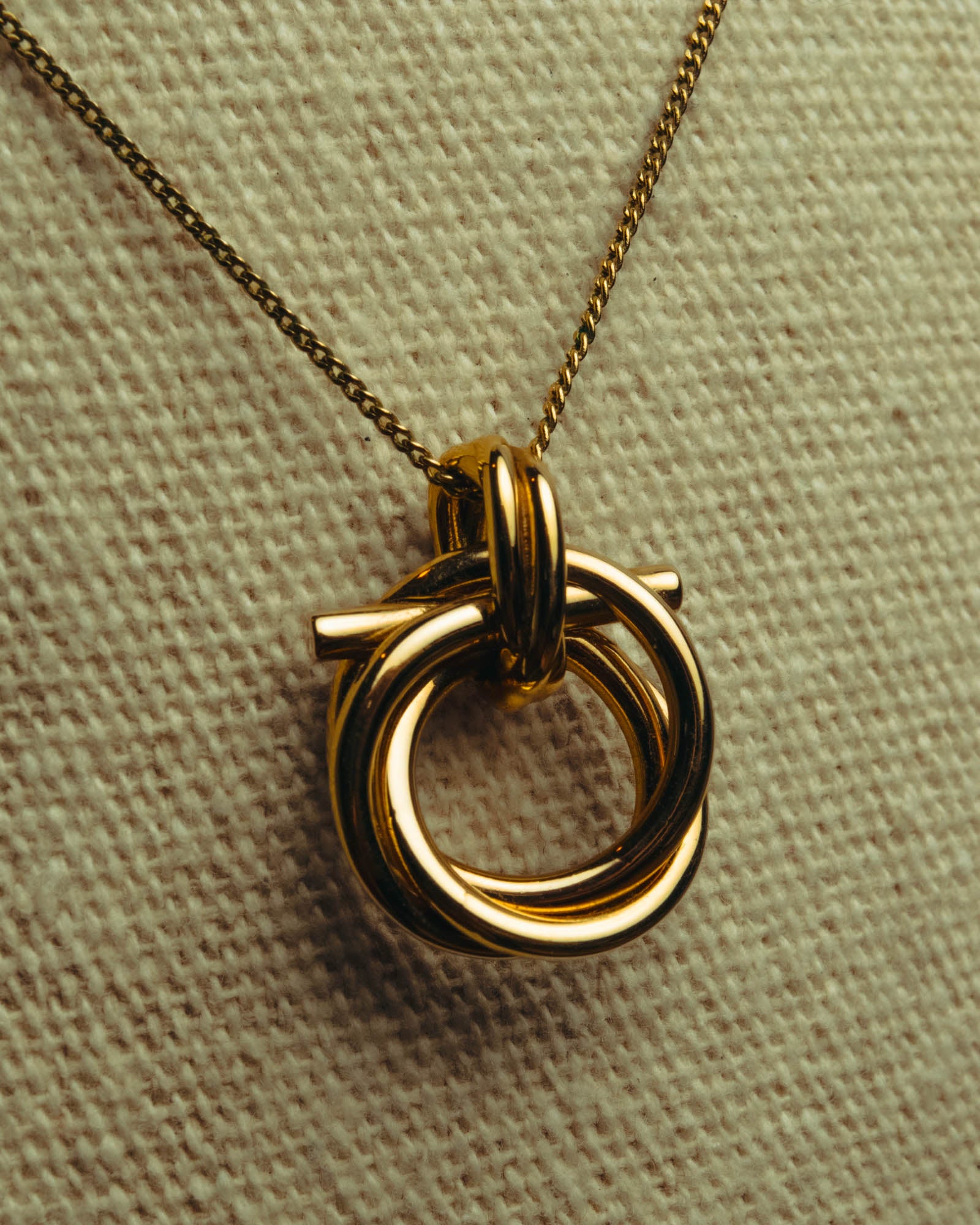“Ferragamo” 90’s-00’s Interlocking ring pendant necklace