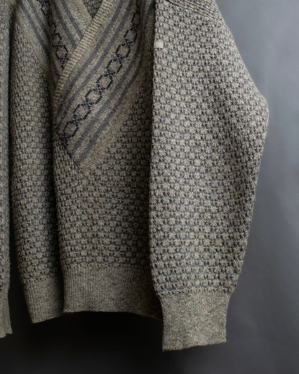 "Vintage geometric pattern V-neck knit"