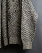 "Vintage geometric pattern V-neck knit"