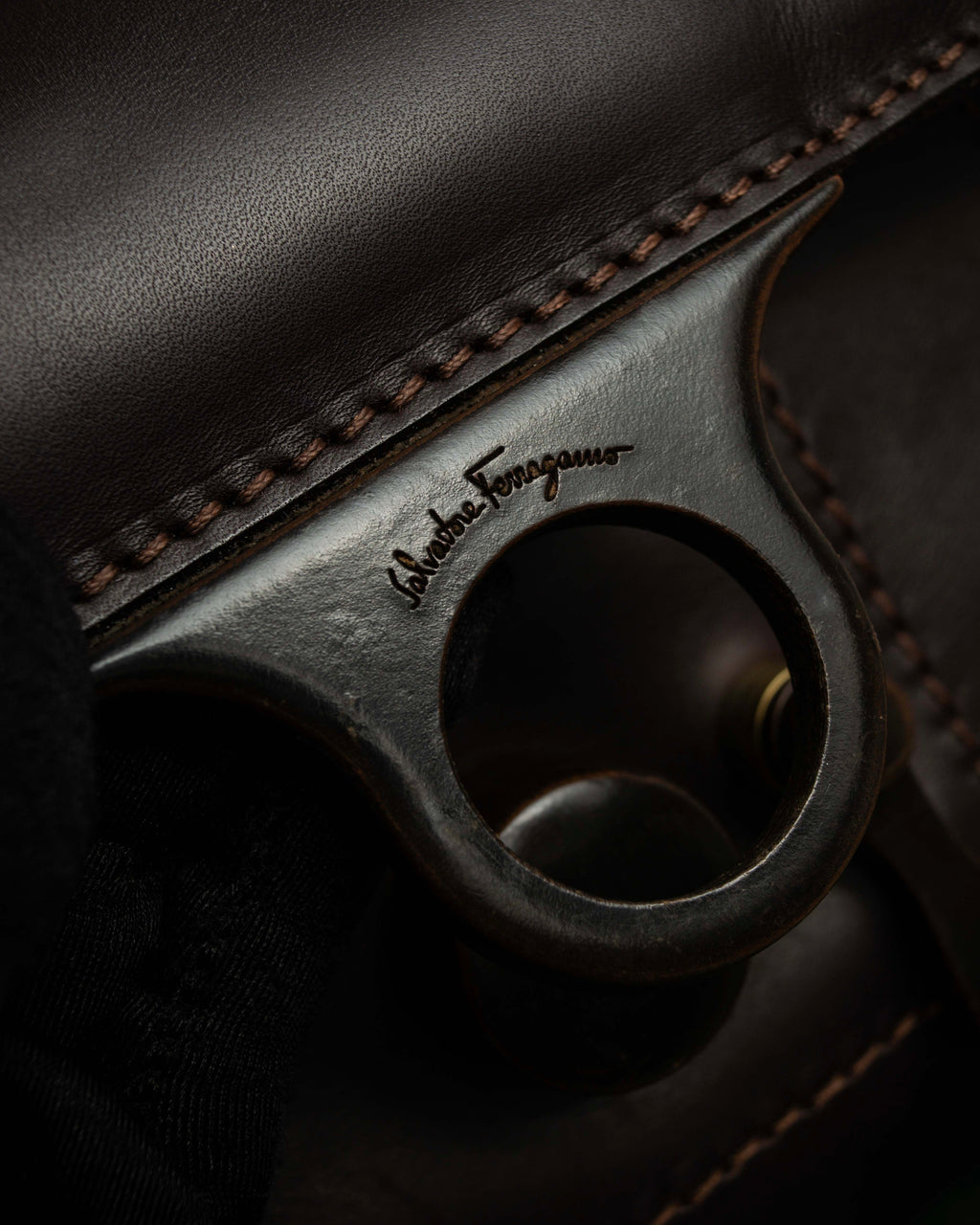 "Salvatore Ferragamo" Swivel crisp closure design leather one-handle bag