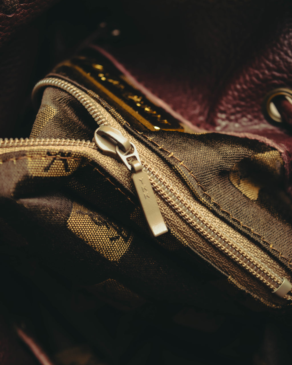 “YVES SAINT LAURENT“ 90’s-00’s Leather drawstring shoulder bag
