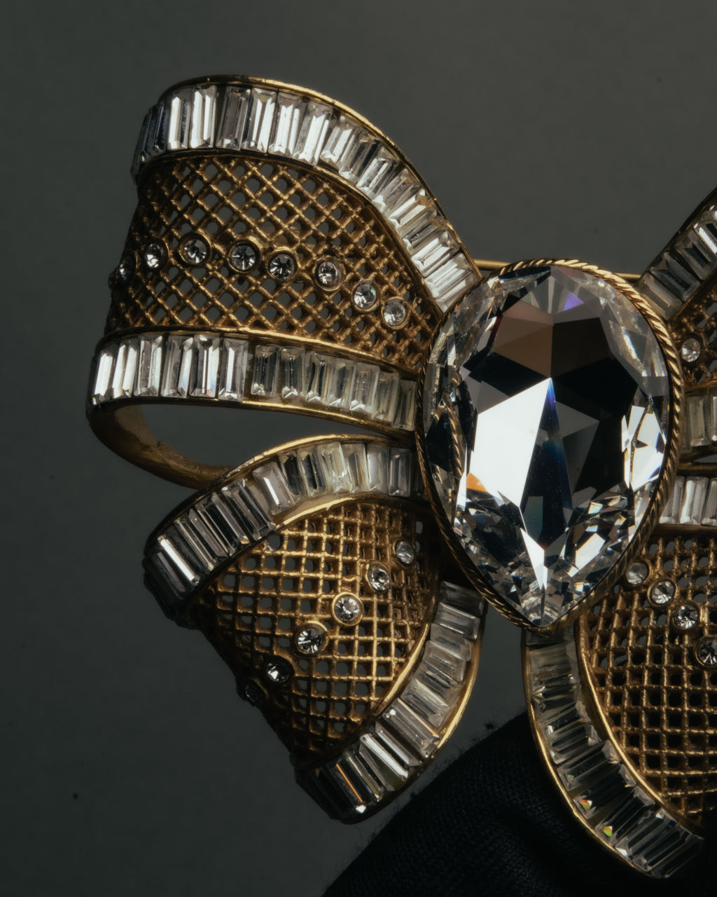 “HANAE MORI” 80’s-90’s Sculptural crystal bow brooch