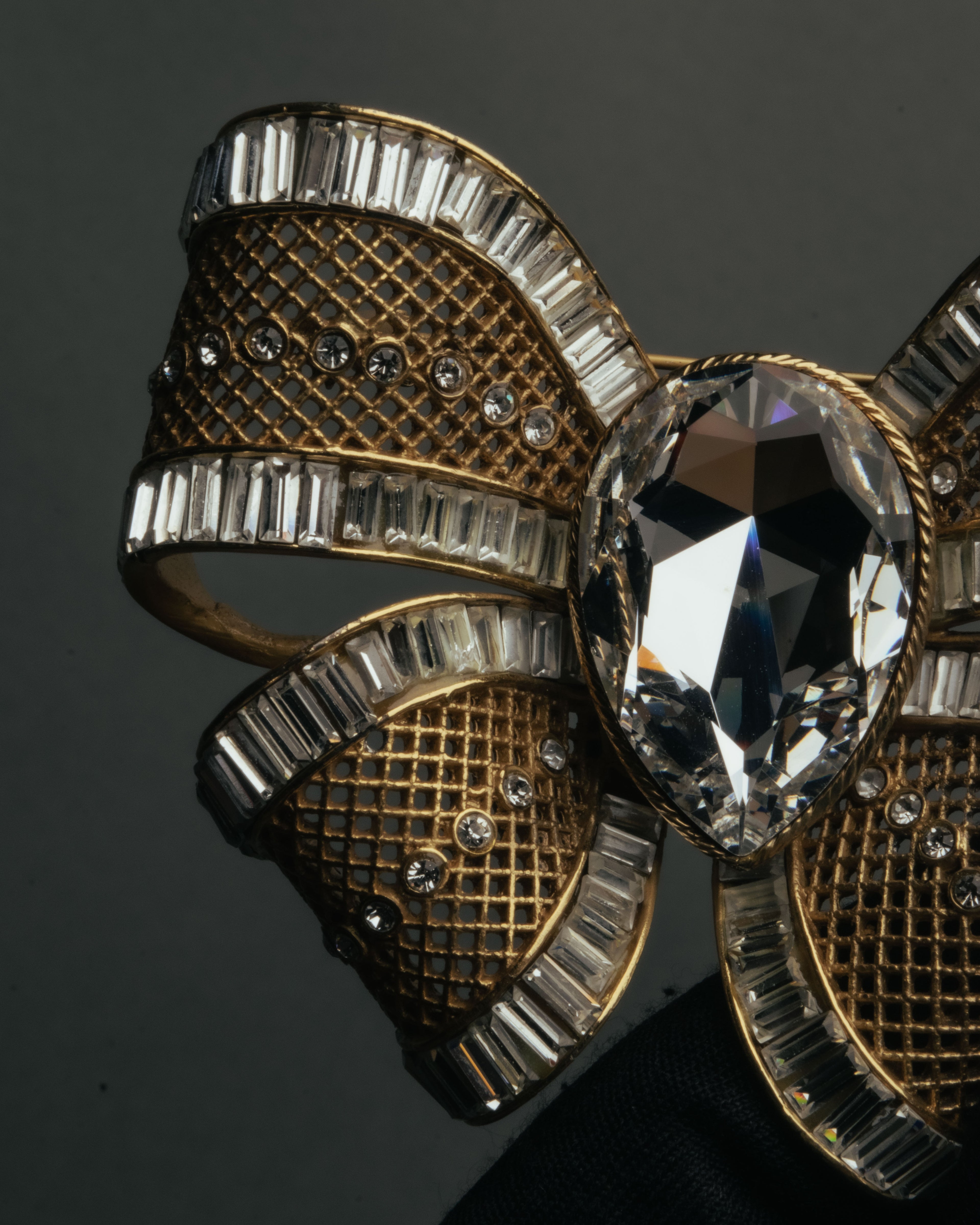 “HANAE MORI” 80’s-90’s Sculptural crystal bow brooch