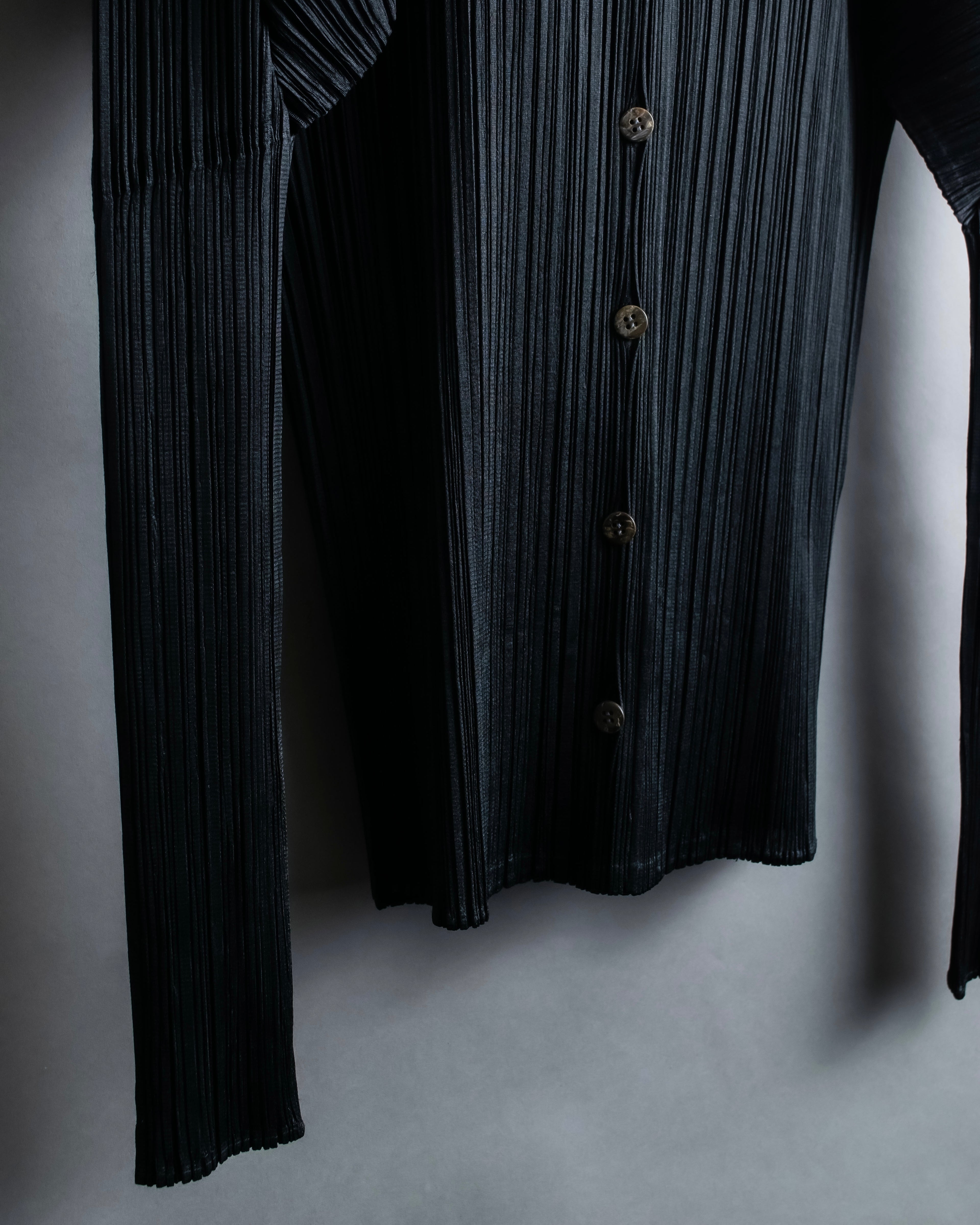 "PLEATS PLEASE ISSEY MIYAKE"
Features sleeve open collar blouse