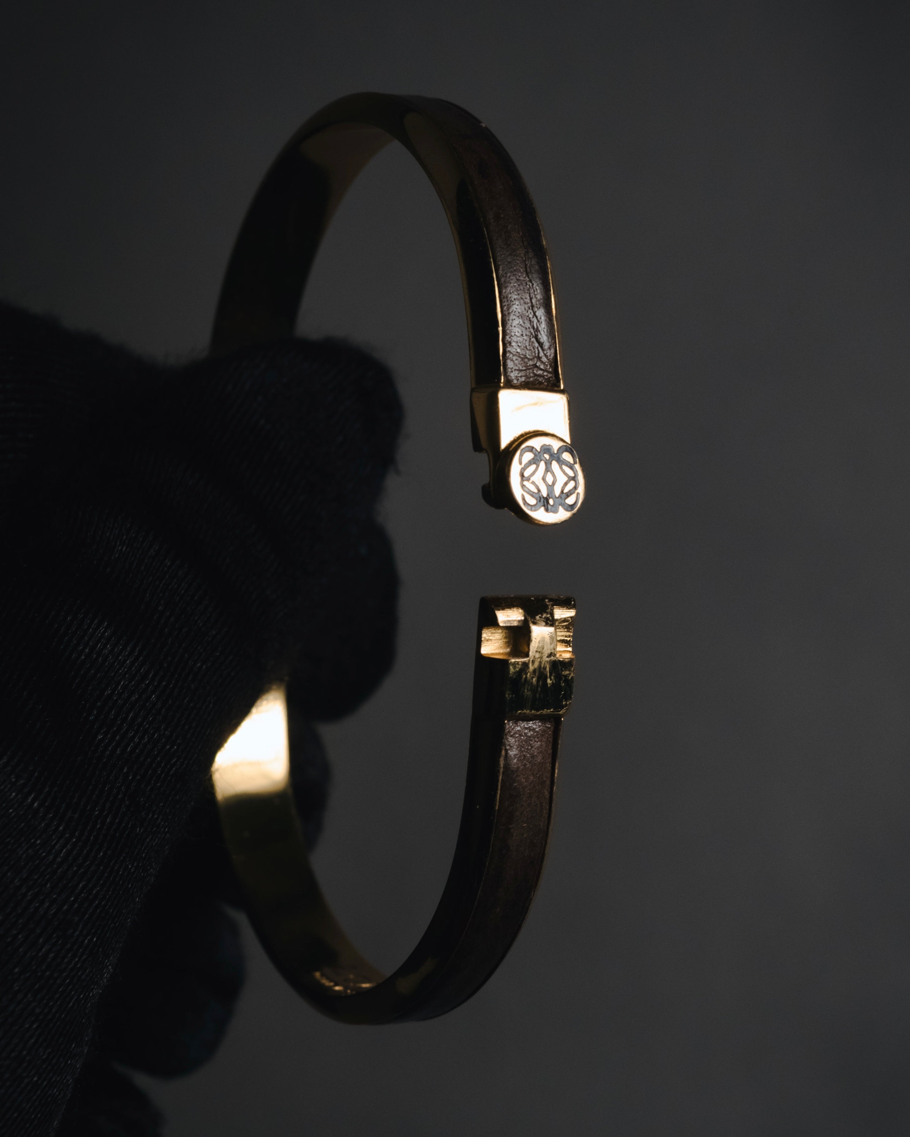 "LOEWE" 00’s-10’s leather inlay anagram clasp bangle