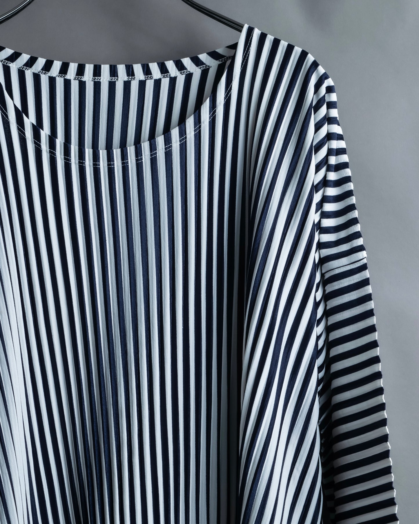 "PLEATS PLEASE ISSEY MIYAKE" Monotone color pleated oversized tops