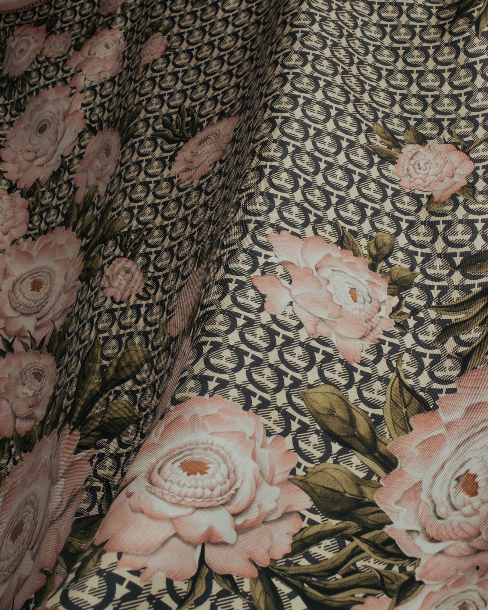"Salvatore Ferragamo" 90's-00's Elegant floral silk scarf
