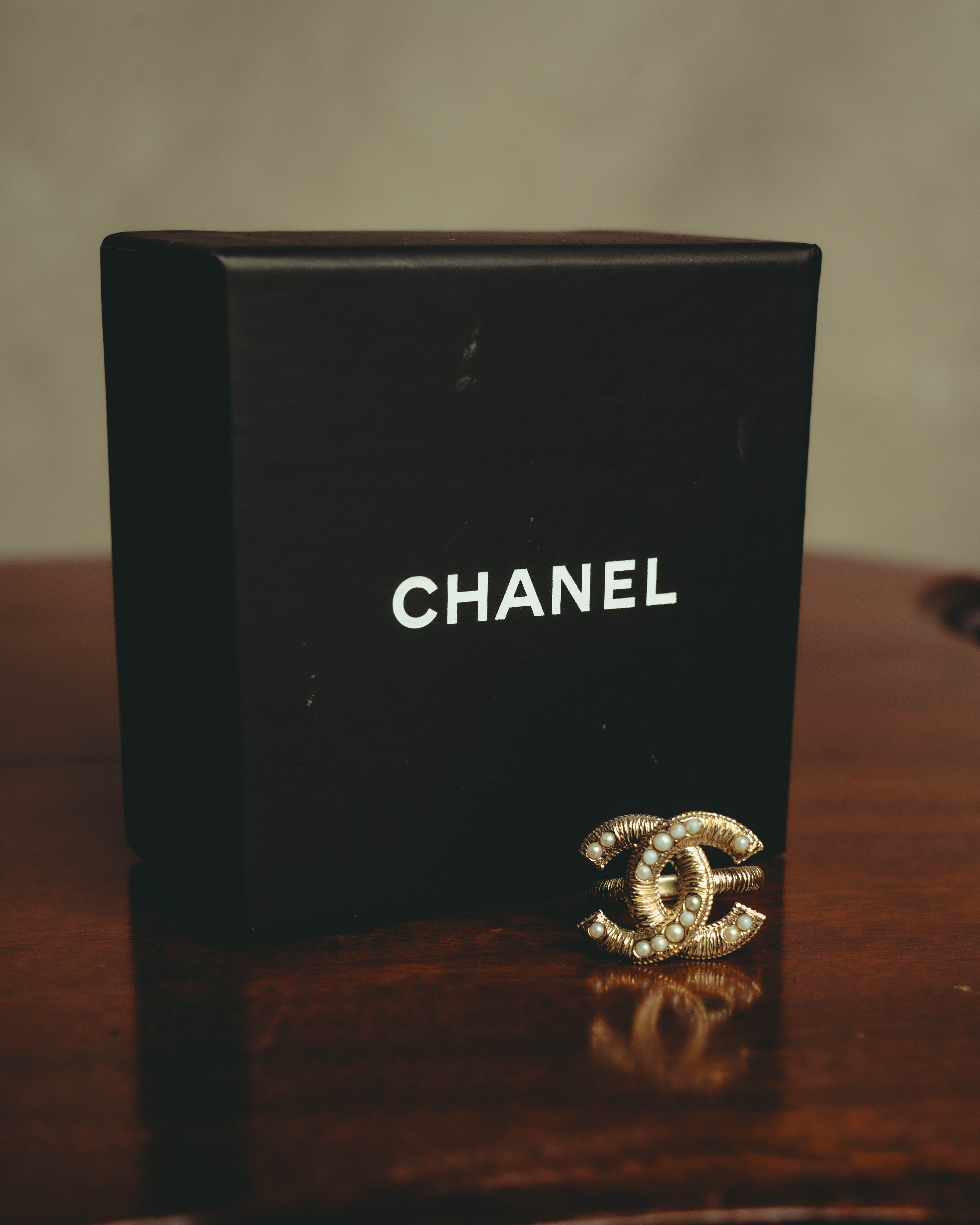 –SPECIAL– "CHANEL" Sculptural pearl double c costume ring