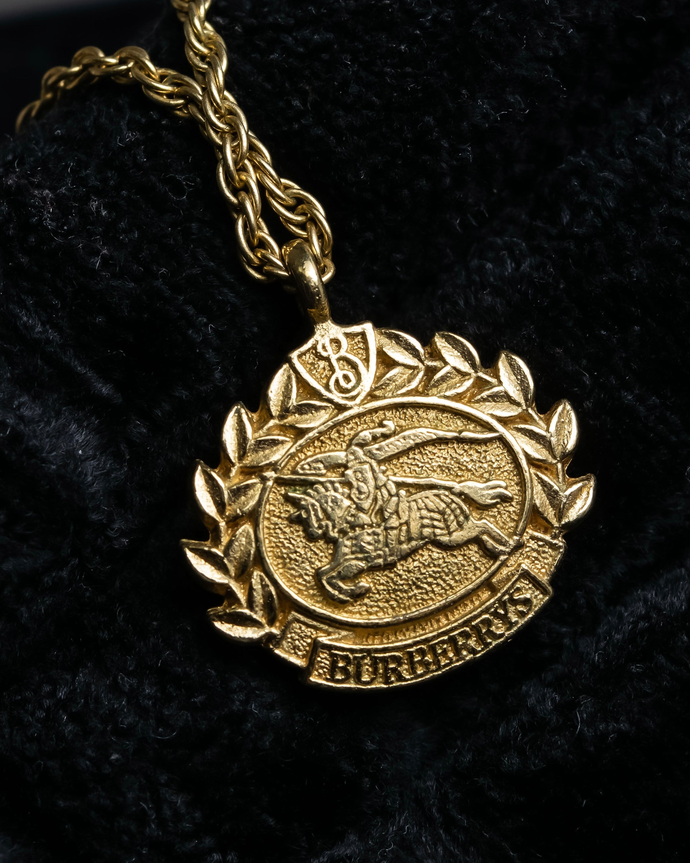 "BURBERRYS" Equestrian logo engraved motif necklace
