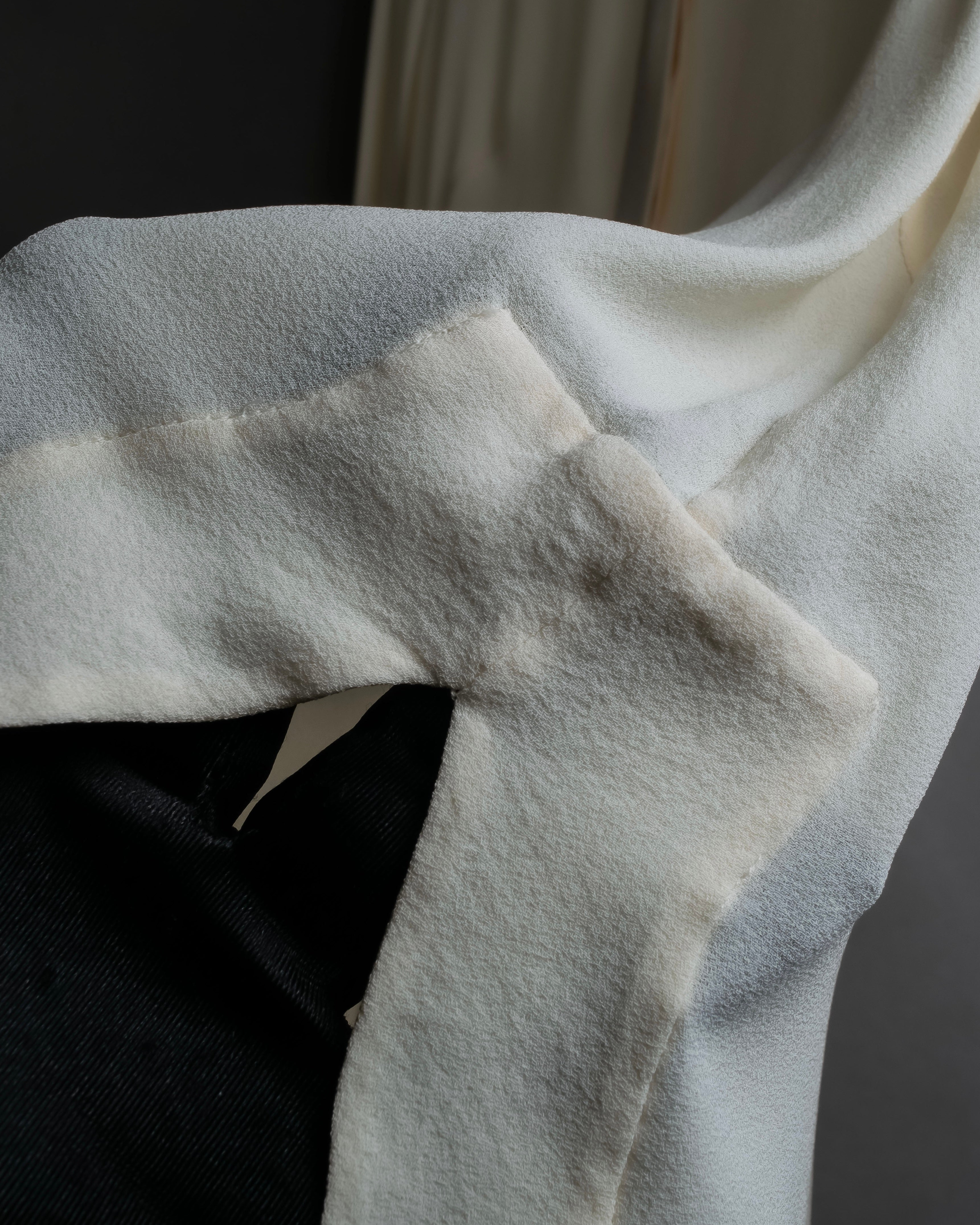 Camisa de seda con bordado en forma de logotipo "Alexandar McQueen" sin cuello