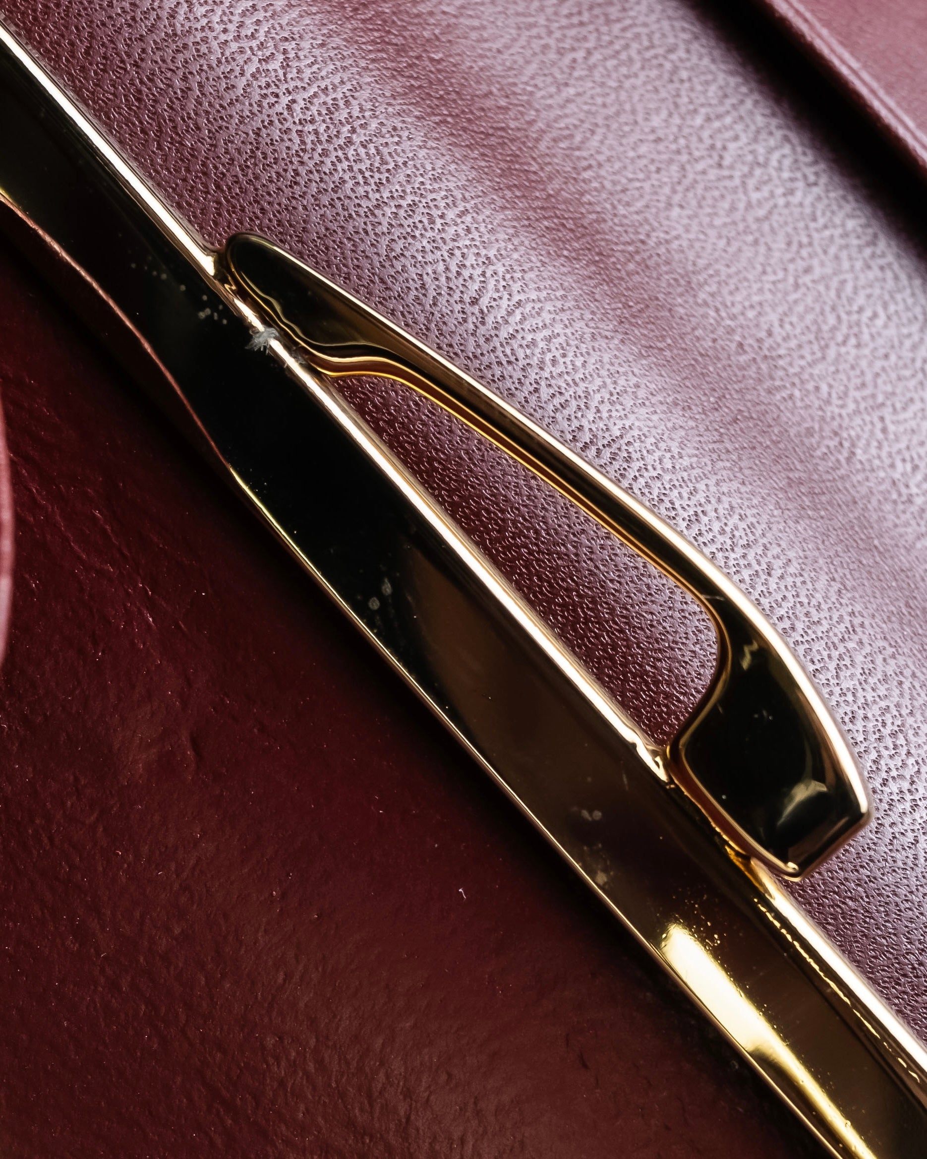 "Cartier" Les Must de Cartier bordeaux color leather wallet