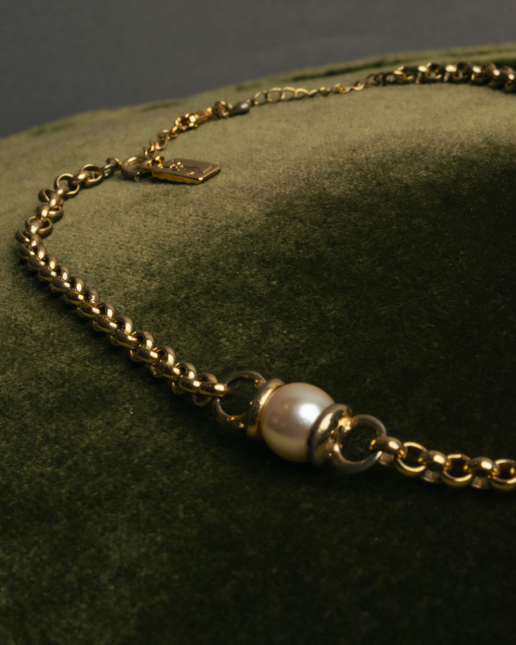 "YVES SAINT LAURENT" 80's-90's Gold-tone rolo chain necklace with faux pearl accents