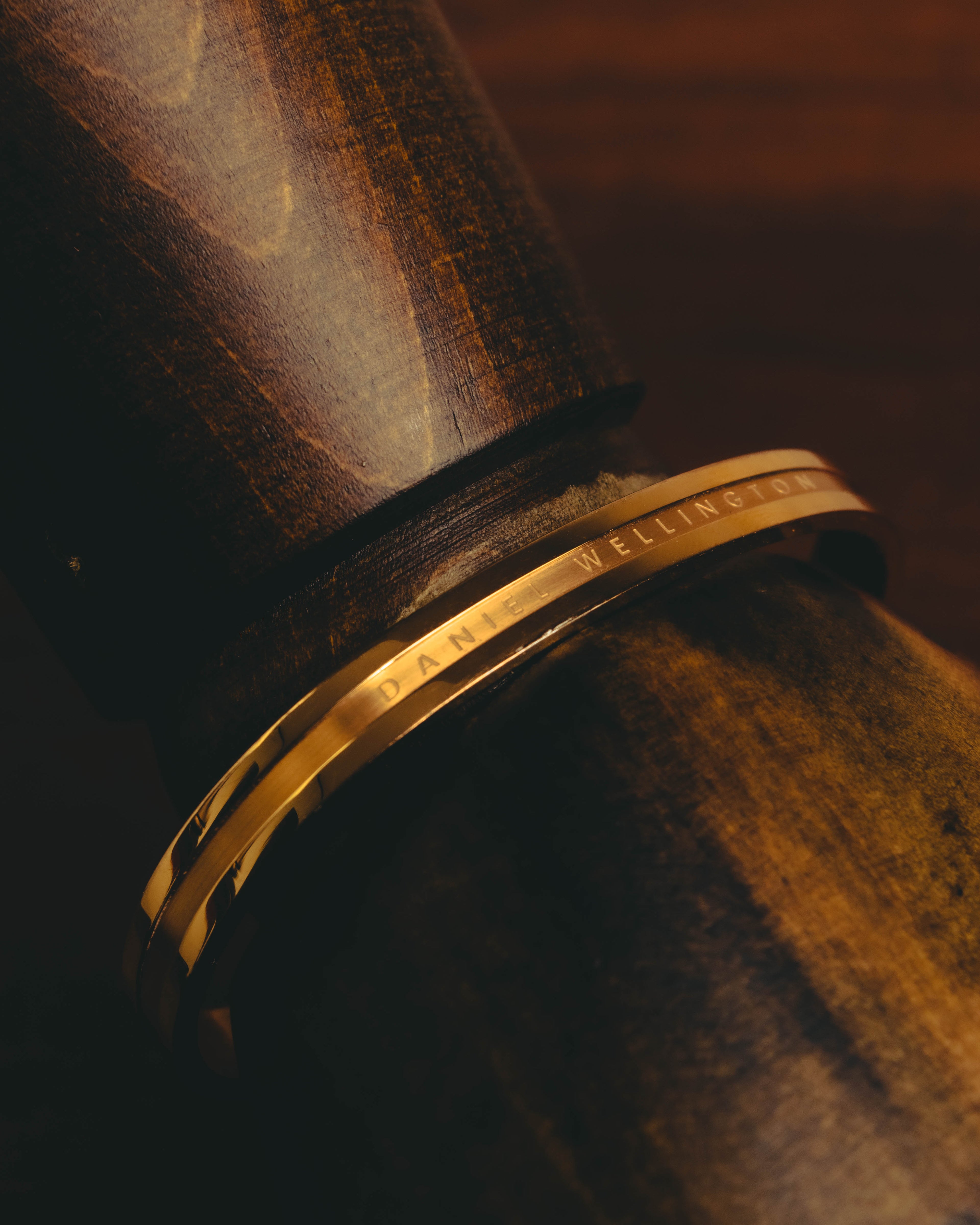 "Daniel Wellington" 20's Sleek gold cuff bracelet