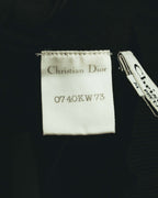 ブラックのニット内側に配されたChristian Dior表記の織りネームと、品番「0740KW73」が読めるタグのクローズアップ。横にはMサイズ表記が見える品質表示タグが付属しています。