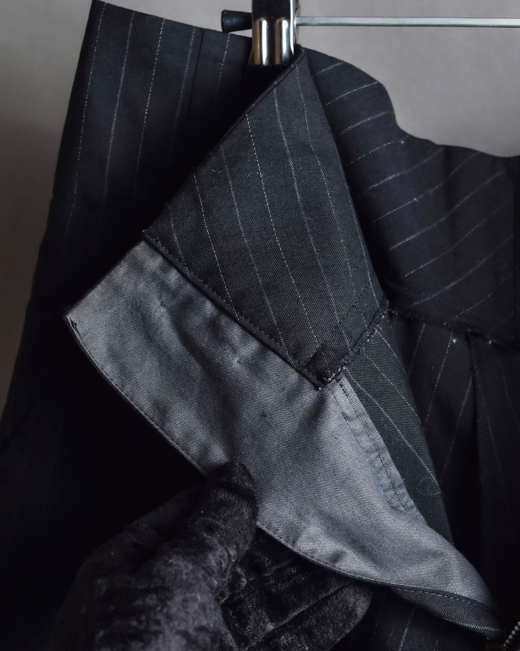 "YOHJI YAMAMOTO FEMME" 10AW Pinstripe pattern tuck wide slacks