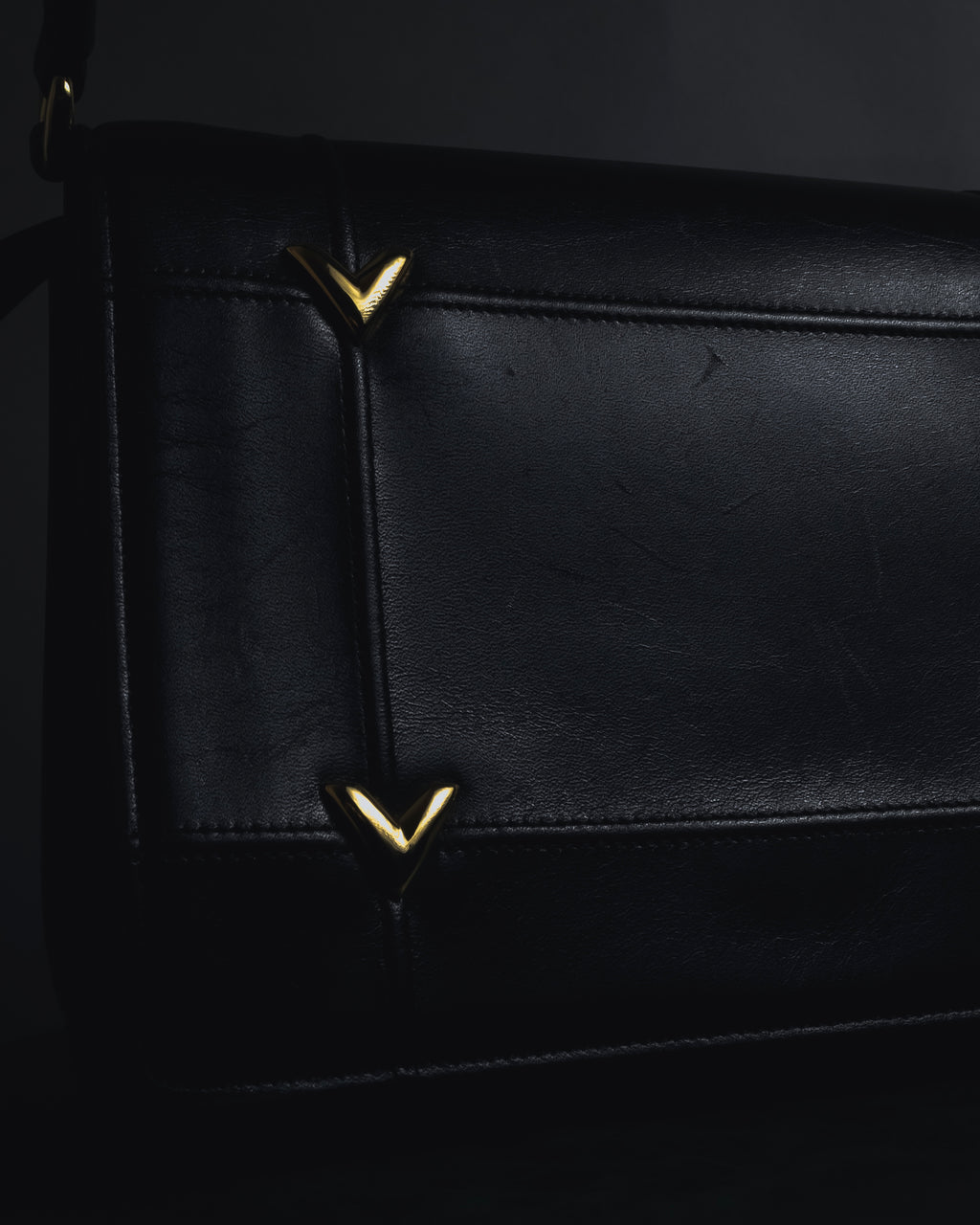 -SPECIAL- "VALENTINO GARAVANI" 90’s-00’s V corner hardware leather top handle bag