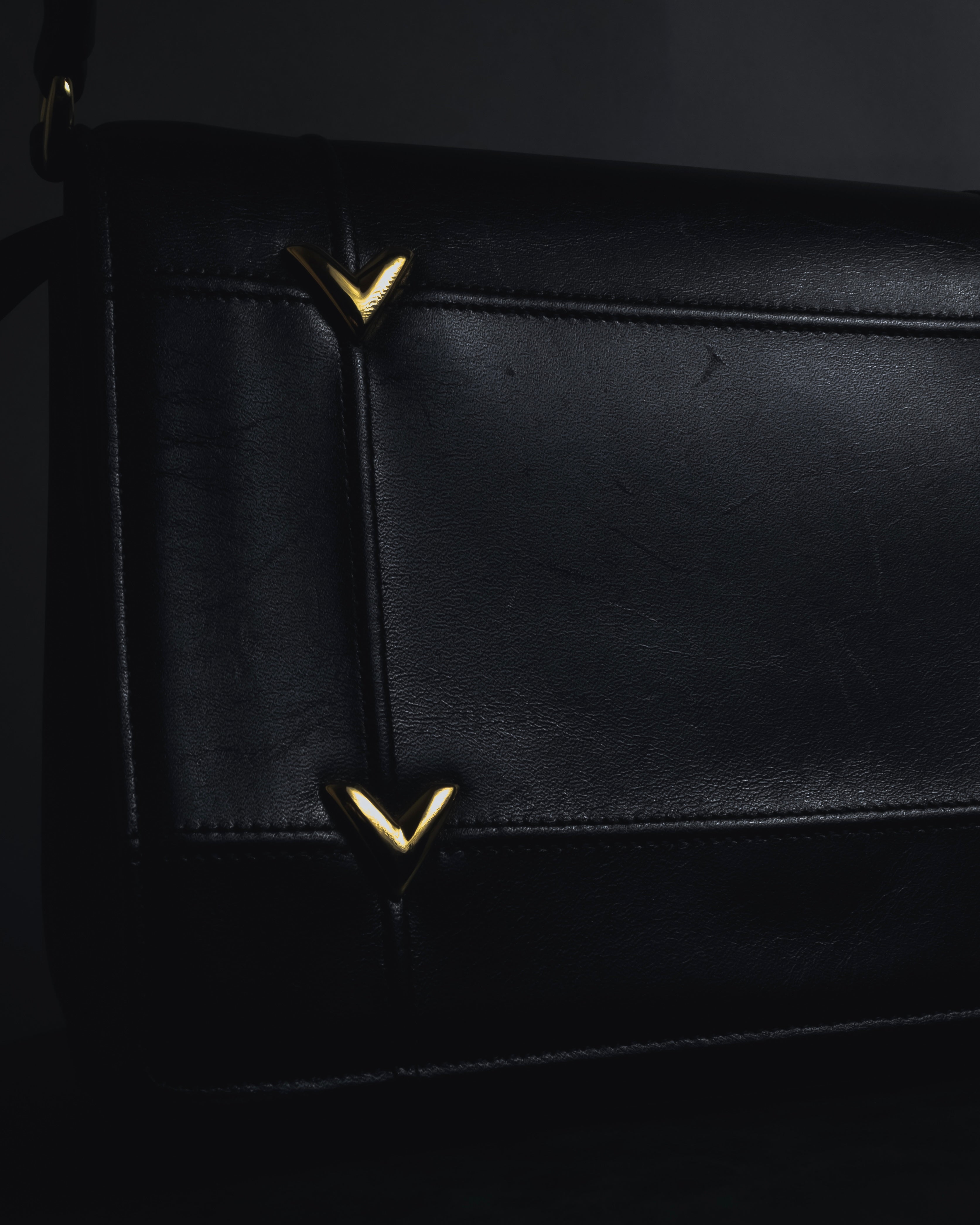 -SPECIAL- "VALENTINO GARAVANI" 90’s-00’s V corner hardware leather top handle bag