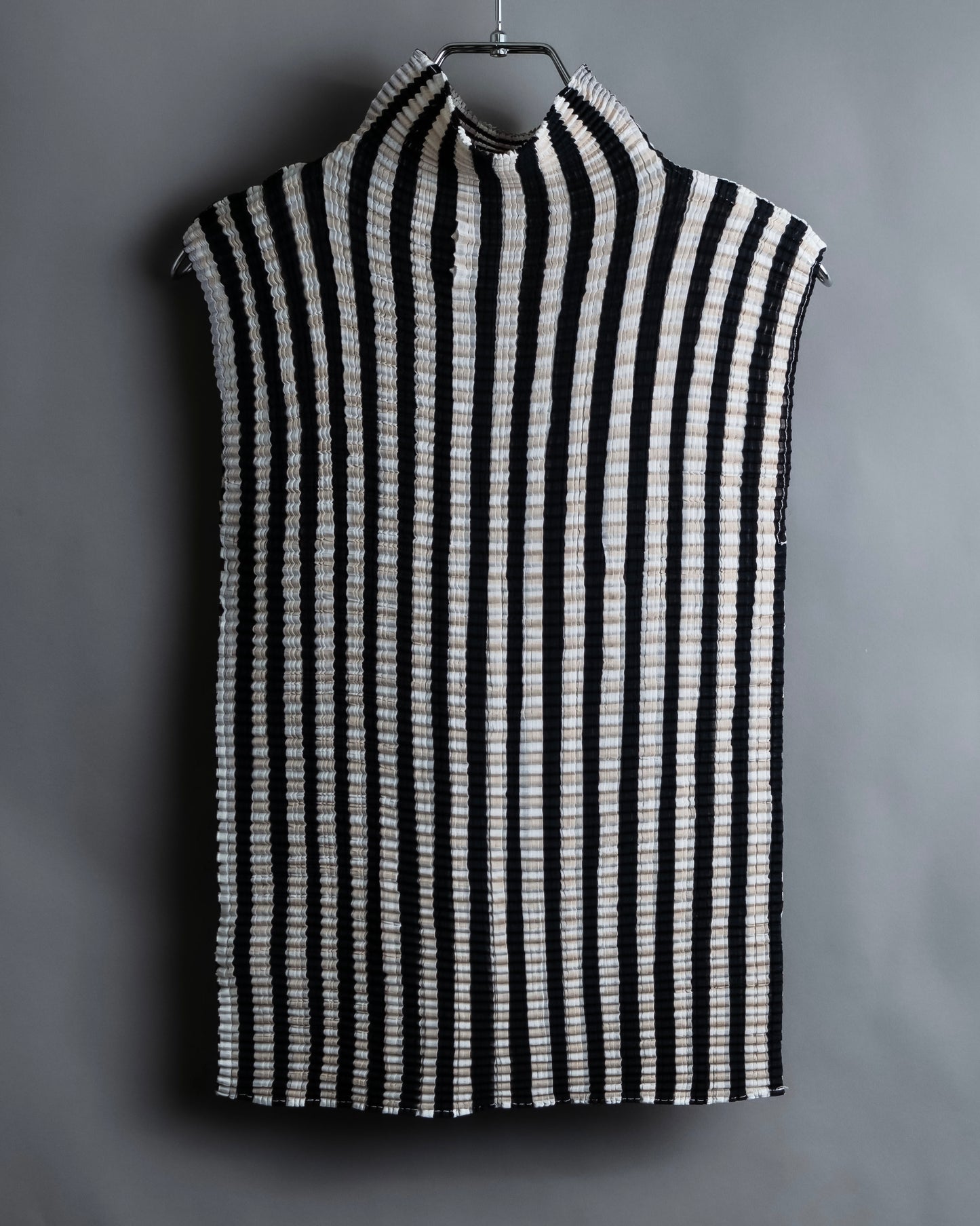 “ISSEY MIYAKE” pleats designed no sleeves high neck top