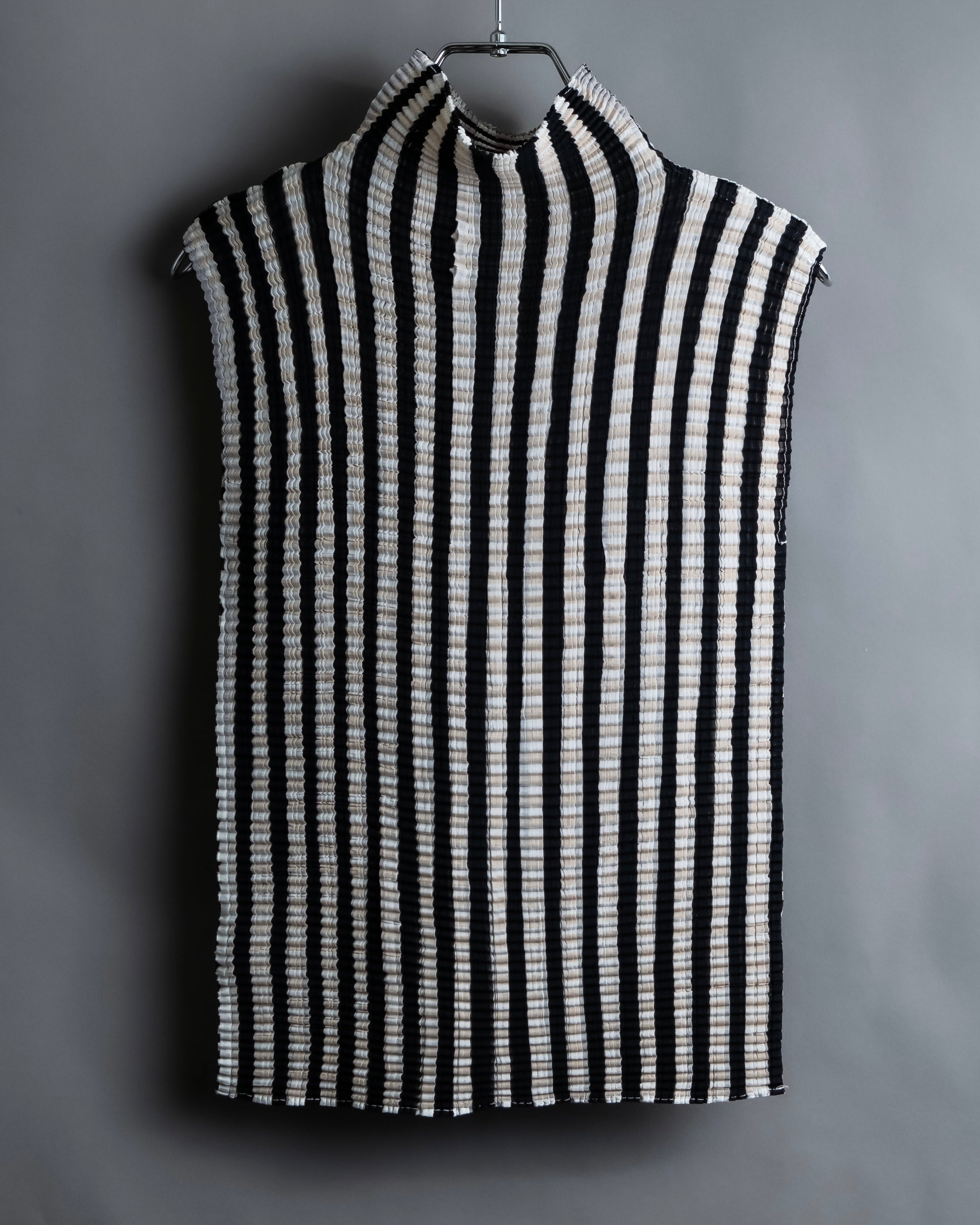 “ISSEY MIYAKE” pleats designed no sleeves high neck top