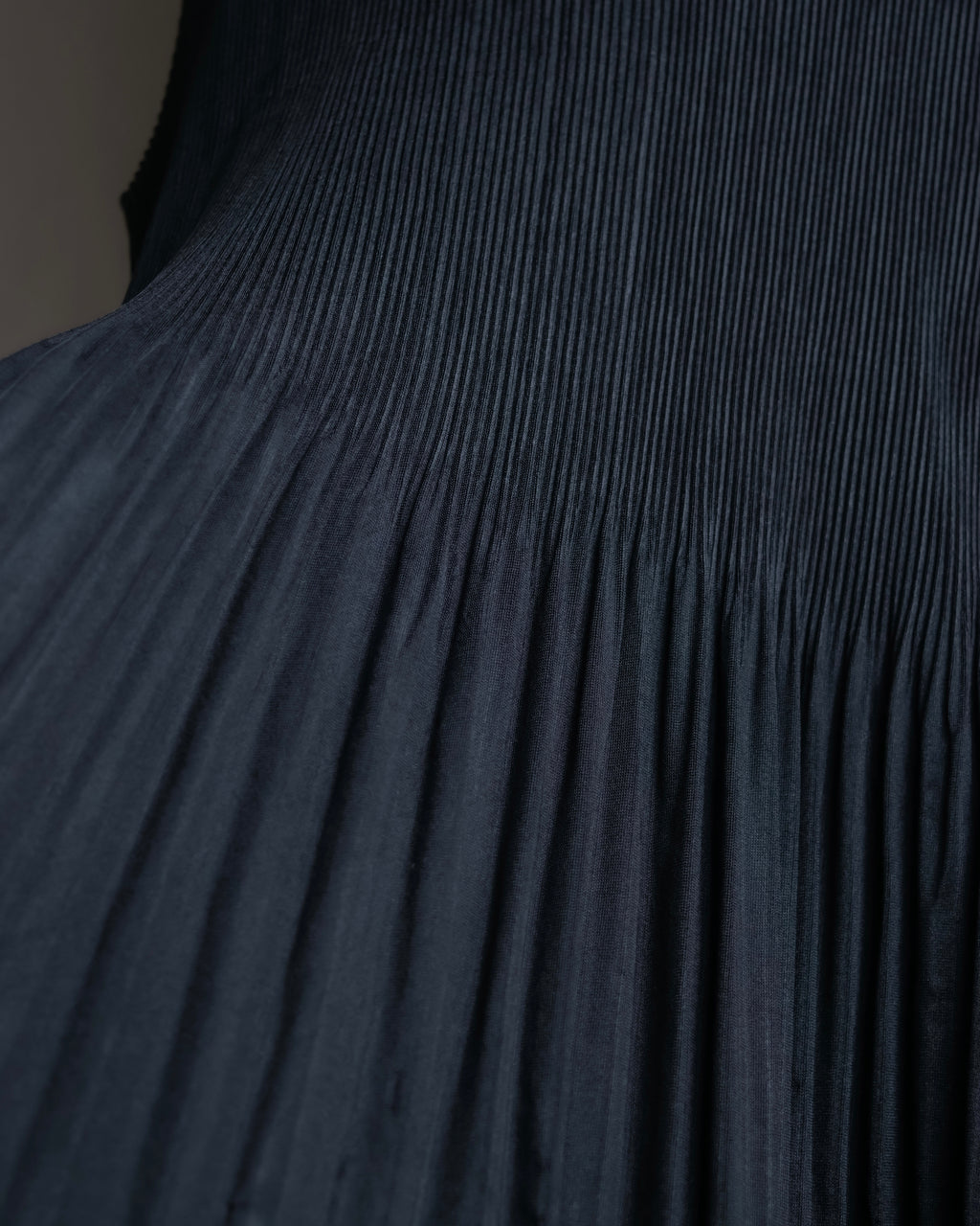 "PLEATS PLEASE ISSEY MIYAKE"
Narrow pleated sleeveless dress