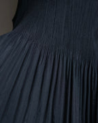 "PLEATS PLEASE ISSEY MIYAKE"
Narrow pleated sleeveless dress