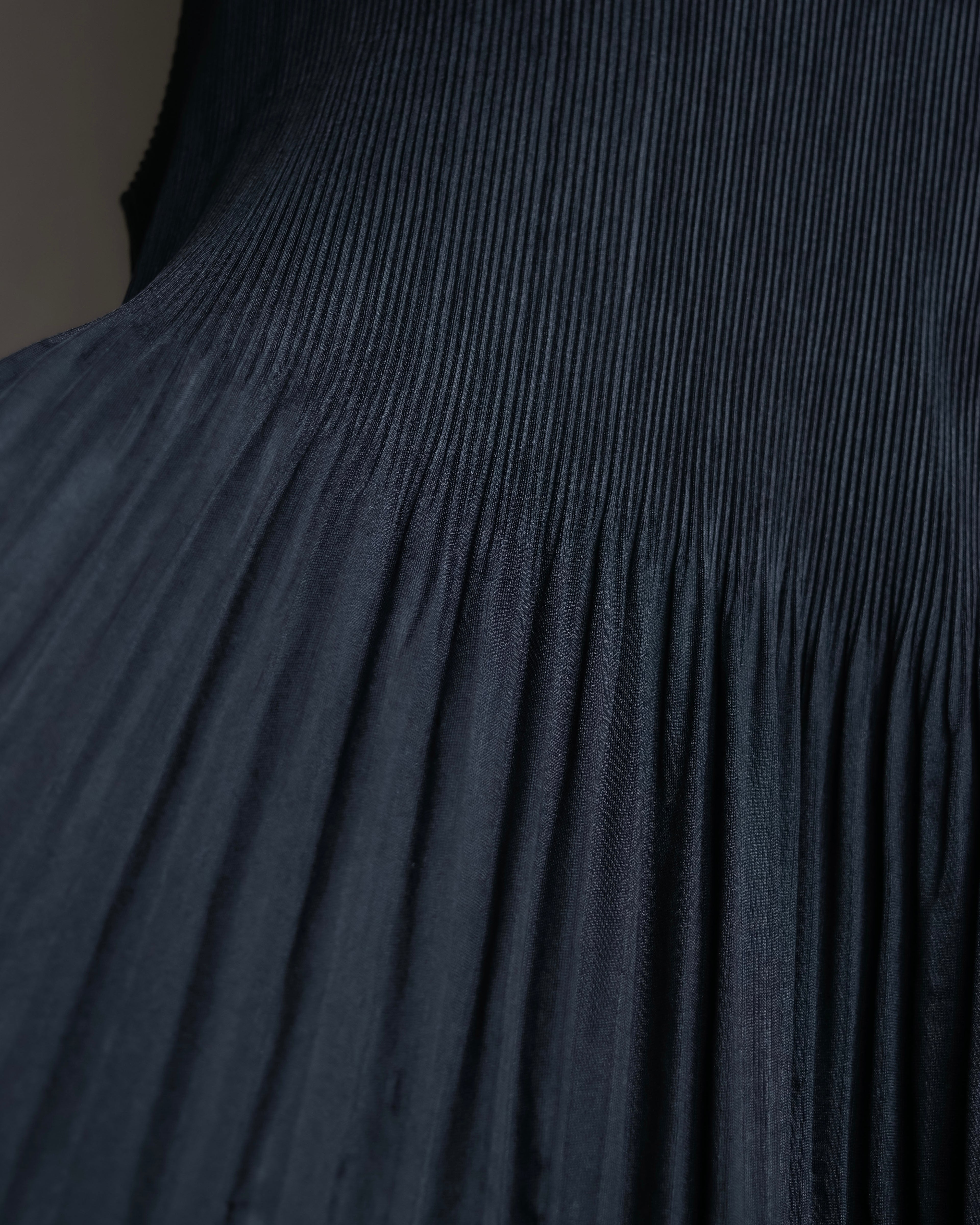 "PLEATS PLEASE ISSEY MIYAKE"
Narrow pleated sleeveless dress