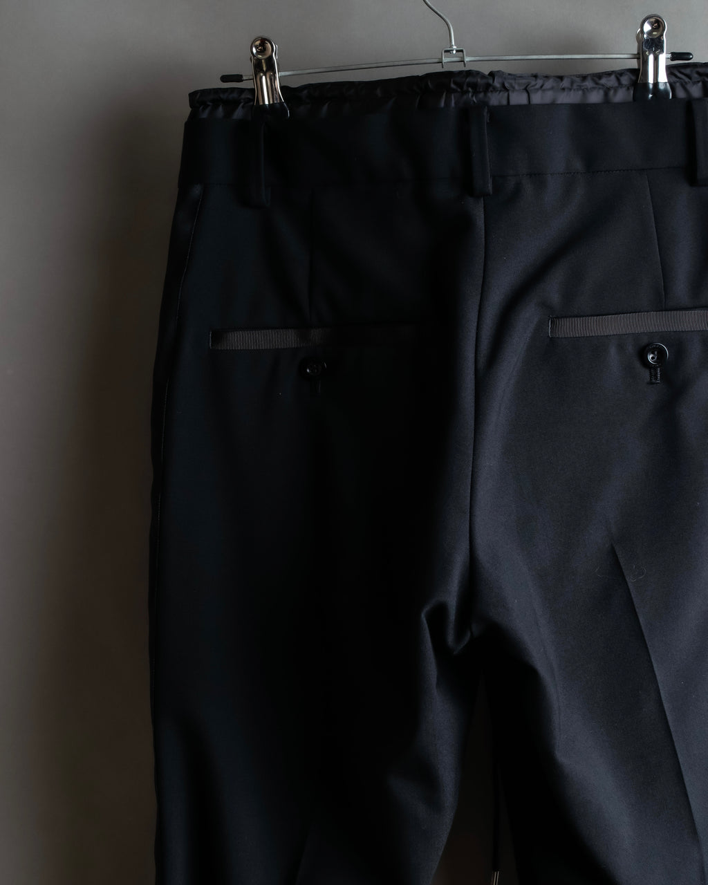 "sacai" Satin line design tapered slacks