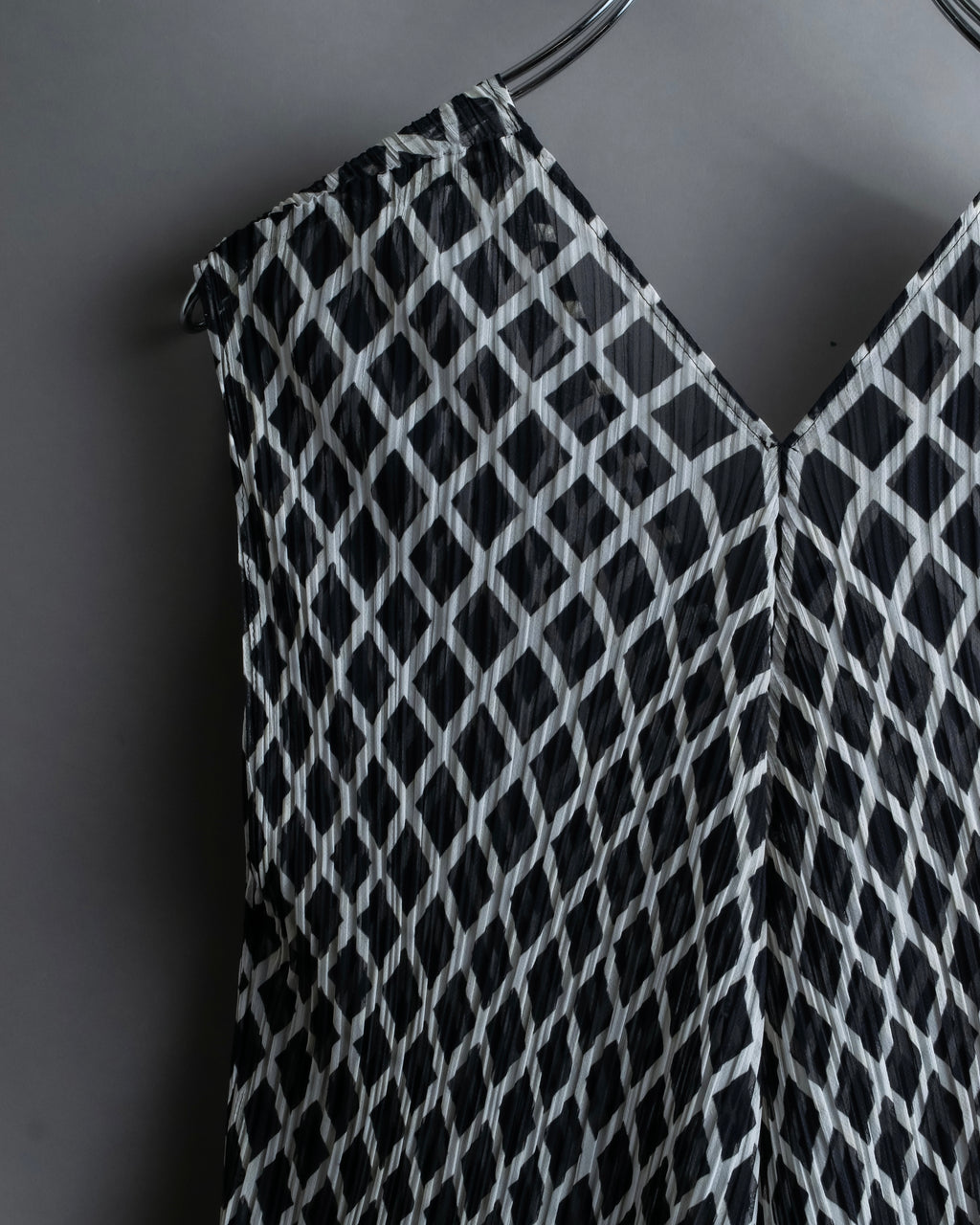 "ISSEY MIYAKE White label"
 Tailcoat design sleeveless dress