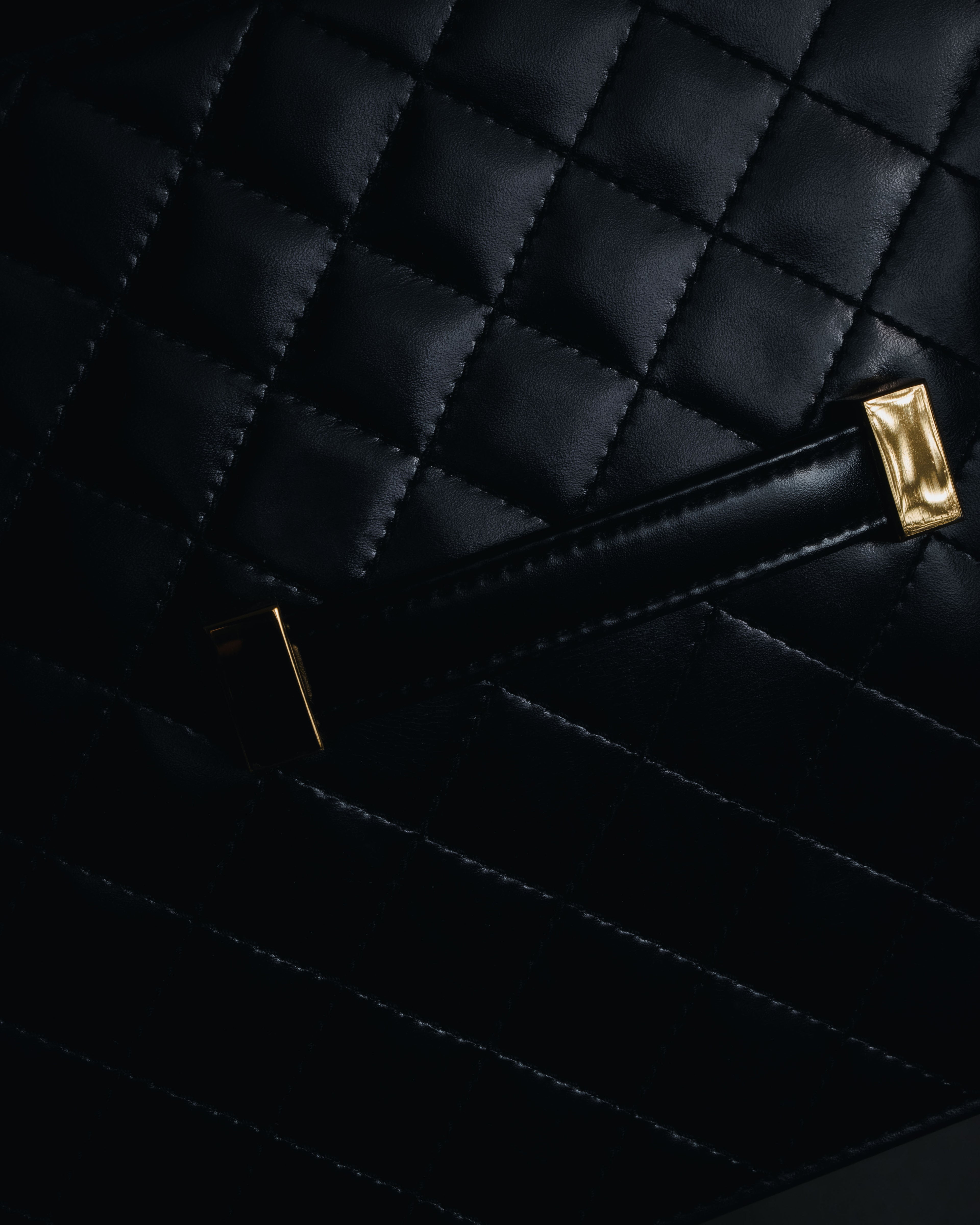 Bolso de cuero con diseño acolchado de diamantes de Yves Saint Laurent de los años 80-90