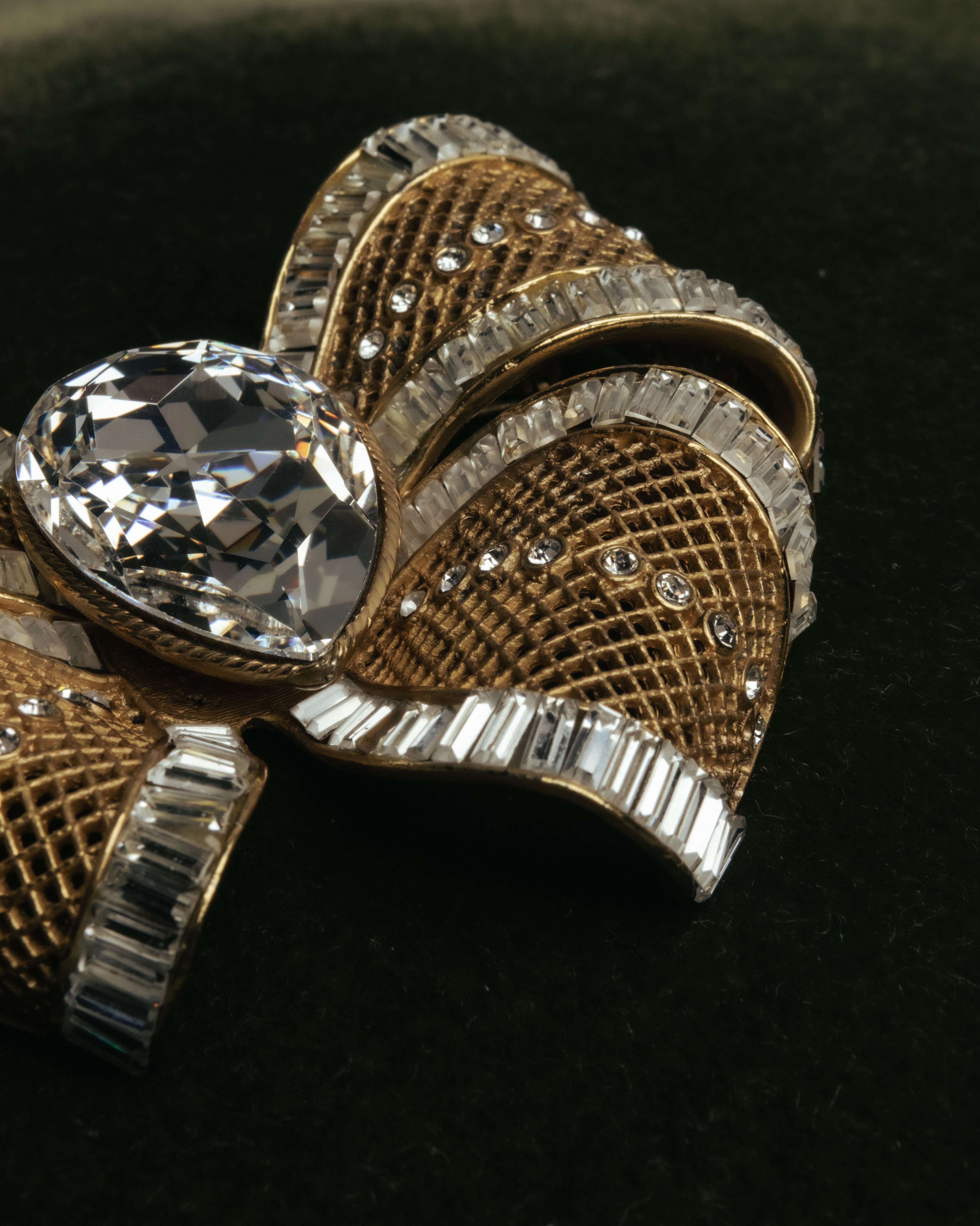 “HANAE MORI” 80’s-90’s Sculptural crystal bow brooch